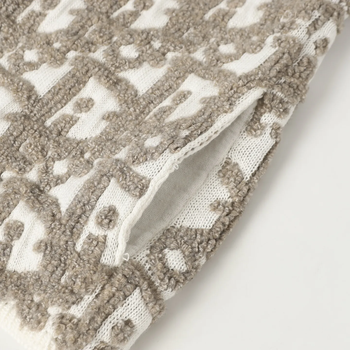 🅿️610 [Wool] Dior Oblique jacquard sweater jacket. Custom-woven cotton suet blend. Excellent texture. Comfortable and close to the skin. With the intertwined color charm of rice and coffee as the core. Like a delicate Impressionist painting. Encounter the Dior Oblique pattern covering the body. Delicate interweaving. A dazzling array. Derived from the profound cultural heritage of the Dior brand. Two-way zipper closure to demonstrate smart style. Weave the poetry and warmth of autumn and winter to accompany you to encounter every elegance. Craft 1: Jacquard tissue imported from Germany. Precisely control the arrangement and interweaving of yarns. Carefully interweave on the loom. Dior Oblique jacquard art pattern inlay makes the fabric more vivid and three-dimensional. Craft 2: Use towel embroidery craft, a traditional hand embroidery technology. Embroidery is done using stitches and is completed by changing the hooking action of a special machine head. The coils are interlocked one by one, thus bringing a towel-like texture and effect. Process 3: Curved thread structure By changing the stitching and yarn arrangement during the knitting process, the yarns present a curved distribution in the fabric. Process 4: Garment washing water softening and deodorizing process. Use professional washing equipment and specific detergents to deep clean and deodorize the clothes to improve the feel and appearance of the clothes. Accessories: Customized Dior zipper Customized Dior trademark Version: Loose version Size: S M L XL