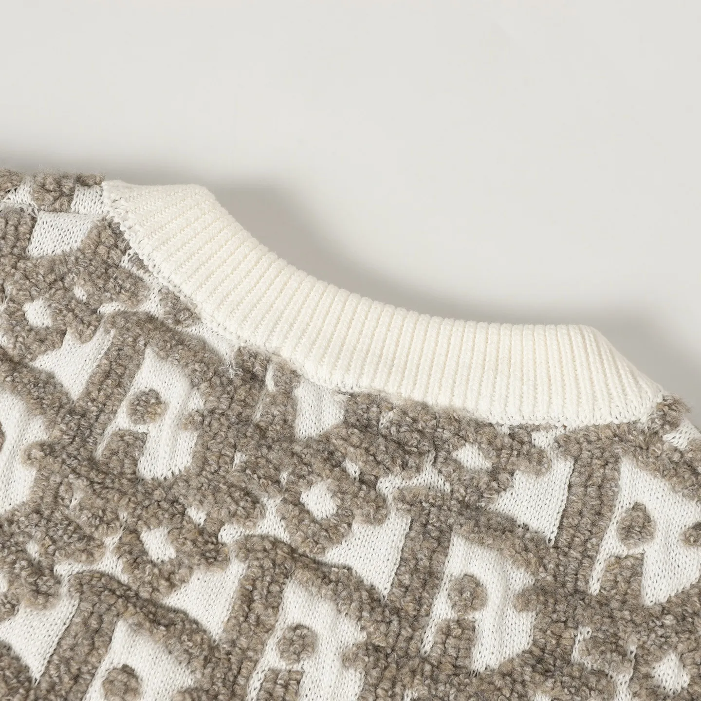 🅿️610 [Wool] Dior Oblique jacquard sweater jacket. Custom-woven cotton suet blend. Excellent texture. Comfortable and close to the skin. With the intertwined color charm of rice and coffee as the core. Like a delicate Impressionist painting. Encounter the Dior Oblique pattern covering the body. Delicate interweaving. A dazzling array. Derived from the profound cultural heritage of the Dior brand. Two-way zipper closure to demonstrate smart style. Weave the poetry and warmth of autumn and winter to accompany you to encounter every elegance. Craft 1: Jacquard tissue imported from Germany. Precisely control the arrangement and interweaving of yarns. Carefully interweave on the loom. Dior Oblique jacquard art pattern inlay makes the fabric more vivid and three-dimensional. Craft 2: Use towel embroidery craft, a traditional hand embroidery technology. Embroidery is done using stitches and is completed by changing the hooking action of a special machine head. The coils are interlocked one by one, thus bringing a towel-like texture and effect. Process 3: Curved thread structure By changing the stitching and yarn arrangement during the knitting process, the yarns present a curved distribution in the fabric. Process 4: Garment washing water softening and deodorizing process. Use professional washing equipment and specific detergents to deep clean and deodorize the clothes to improve the feel and appearance of the clothes. Accessories: Customized Dior zipper Customized Dior trademark Version: Loose version Size: S M L XL