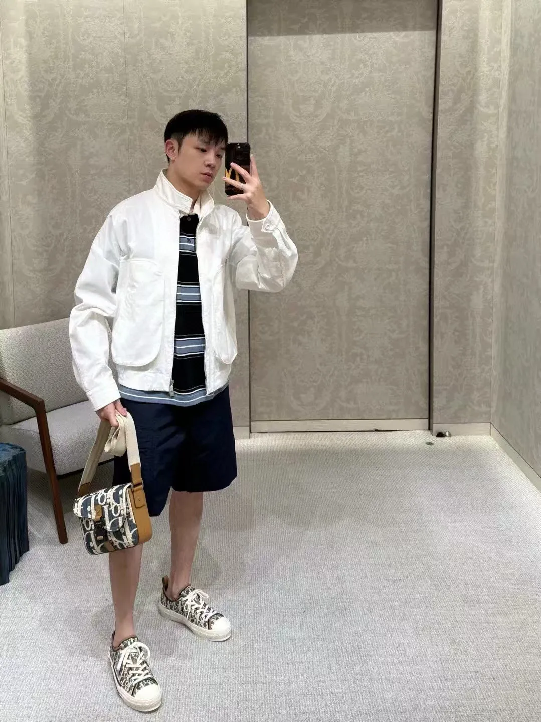 🅿️660 white background photo shooting🎬 (only high-quality products🔥ZP version, no pressure to get in and out of the cabinet) -Dior official website new models at the same time. Letters embroidered woven fabric bomber jacket, same style for men and women -YB molding fabric details are the same. Full set of accessories customized to distinguish the market currency. Welcome to compare -Color white -Code number 46 48 50 52