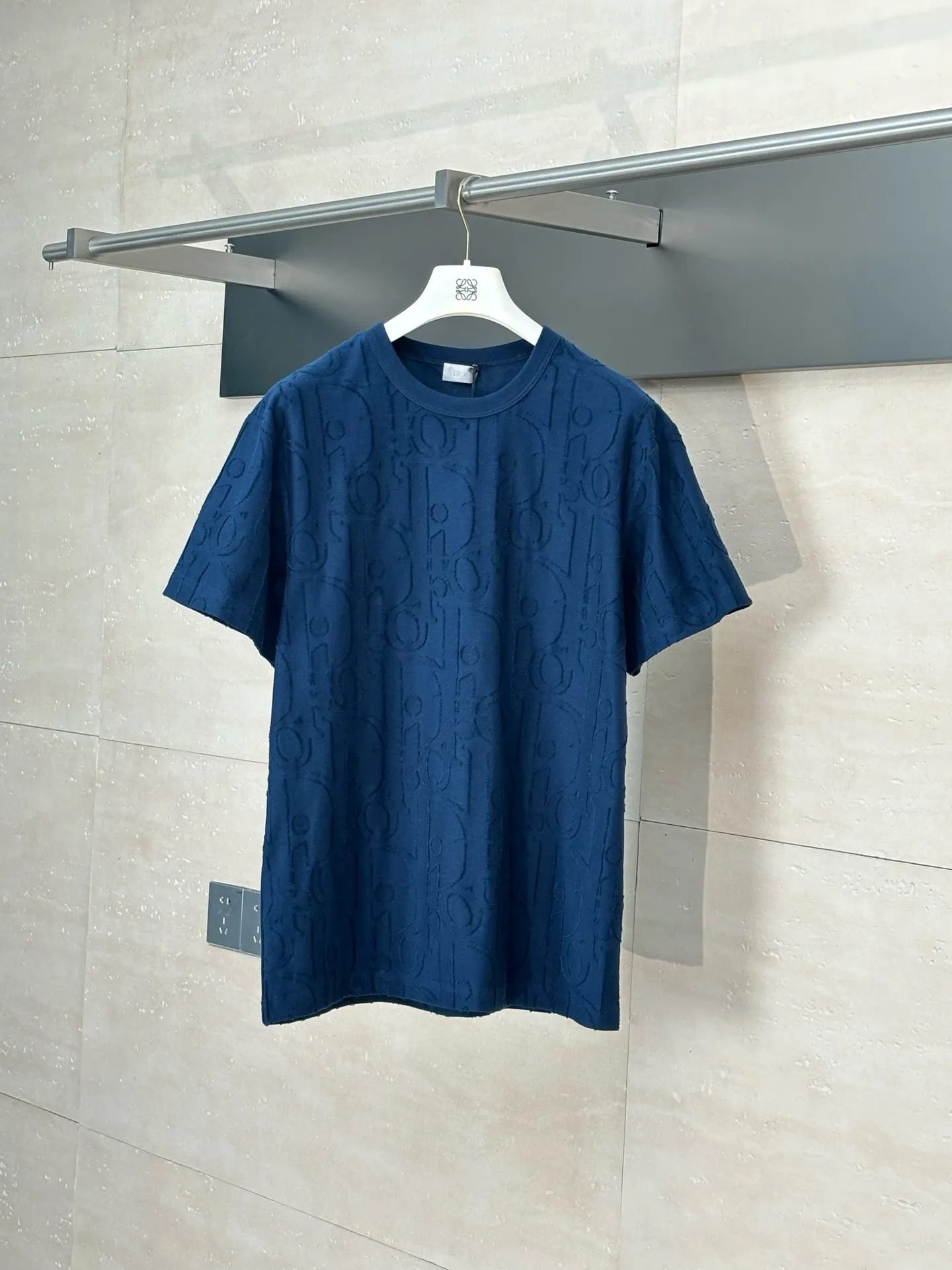 🅿️296 Dio*/Dior 25Ss new line-cut jacquard round-neck short-sleeved T-shirt. Pure cotton plain weave fabric, woven with 32S double-ply pure cotton yarn. The fabric has high abrasion resistance while retaining the moisture absorption and breathability of pure cotton. The plain weave has a tight structure and a smooth surface, but it feels relatively stiff and supports the stiffness of the version. Jacquard pattern, line-cut jacquard technology, full-width Oblique jacquard pattern The relief effect is formed through the deep integration of full-width jacquard and shearing process. The jacquard structure provides a three-dimensional skeleton, and the shearing process strengthens the local texture. Electronic jacquard machine weaves complex patterns on the entire fabric, forming a three-dimensional concave and convex texture to achieve the integration of texture and pattern. The raised jacquard is directionally sheared to form a relief effect, enhancing the tactile level and visual contrast. Size: S/M/L/XL