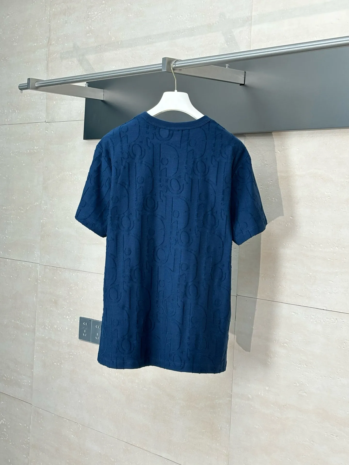 🅿️296 Dio*/Dior 25Ss new line-cut jacquard round-neck short-sleeved T-shirt. Pure cotton plain weave fabric, woven with 32S double-ply pure cotton yarn. The fabric has high abrasion resistance while retaining the moisture absorption and breathability of pure cotton. The plain weave has a tight structure and a smooth surface, but it feels relatively stiff and supports the stiffness of the version. Jacquard pattern, line-cut jacquard technology, full-width Oblique jacquard pattern The relief effect is formed through the deep integration of full-width jacquard and shearing process. The jacquard structure provides a three-dimensional skeleton, and the shearing process strengthens the local texture. Electronic jacquard machine weaves complex patterns on the entire fabric, forming a three-dimensional concave and convex texture to achieve the integration of texture and pattern. The raised jacquard is directionally sheared to form a relief effect, enhancing the tactile level and visual contrast. Size: S/M/L/XL