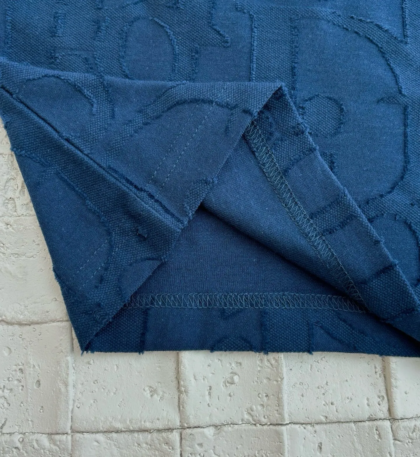 🅿️296 Dio*/Dior 25Ss new line-cut jacquard round-neck short-sleeved T-shirt. Pure cotton plain weave fabric, woven with 32S double-ply pure cotton yarn. The fabric has high abrasion resistance while retaining the moisture absorption and breathability of pure cotton. The plain weave has a tight structure and a smooth surface, but it feels relatively stiff and supports the stiffness of the version. Jacquard pattern, line-cut jacquard technology, full-width Oblique jacquard pattern The relief effect is formed through the deep integration of full-width jacquard and shearing process. The jacquard structure provides a three-dimensional skeleton, and the shearing process strengthens the local texture. Electronic jacquard machine weaves complex patterns on the entire fabric, forming a three-dimensional concave and convex texture to achieve the integration of texture and pattern. The raised jacquard is directionally sheared to form a relief effect, enhancing the tactile level and visual contrast. Size: S/M/L/XL