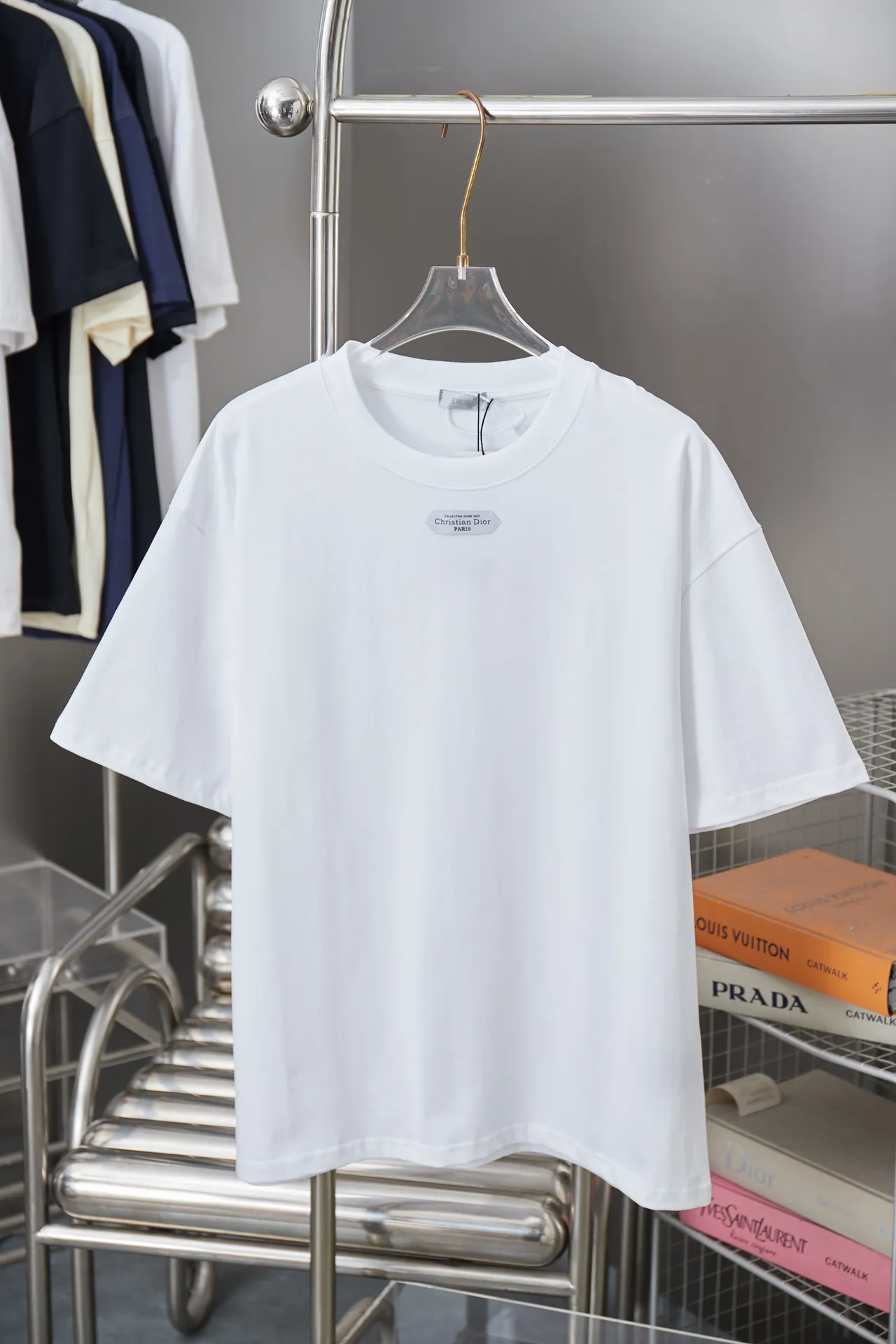 🅿️170 D＊or CD 25SS early spring new style joint series chest collar logo short sleeves light luxury essential item for daily commuting for men and women correct version welcome to compare detailed features · 320g 100% pure cotton double yarn jersey fabric · Custom dyed in the same cylinder, special thickened 32 count double-strand 1X1 thread · Hand-sewn custom brand collar label on the chest · Double needle stitching cross-stitching process · Original main mark, washed tag, brand moisture-proof paper packaging Color: White/Black Size: S/M/L/XL