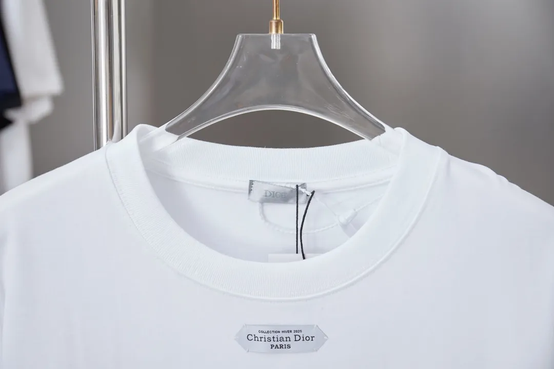 🅿️170 D＊or CD 25SS early spring new style joint series chest collar logo short sleeves light luxury essential item for daily commuting for men and women correct version welcome to compare detailed features · 320g 100% pure cotton double yarn jersey fabric · Custom dyed in the same cylinder, special thickened 32 count double-strand 1X1 thread · Hand-sewn custom brand collar label on the chest · Double needle stitching cross-stitching process · Original main mark, washed tag, brand moisture-proof paper packaging Color: White/Black Size: S/M/L/XL
