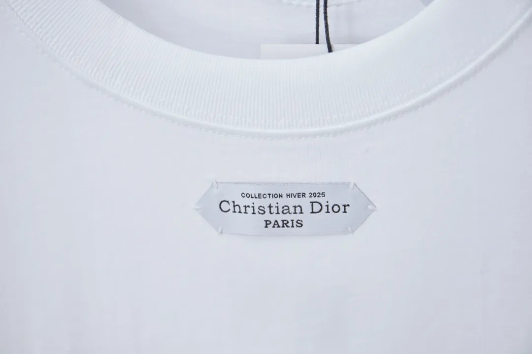 🅿️170 D＊or CD 25SS early spring new style joint series chest collar logo short sleeves light luxury essential item for daily commuting for men and women correct version welcome to compare detailed features · 320g 100% pure cotton double yarn jersey fabric · Custom dyed in the same cylinder, special thickened 32 count double-strand 1X1 thread · Hand-sewn custom brand collar label on the chest · Double needle stitching cross-stitching process · Original main mark, washed tag, brand moisture-proof paper packaging Color: White/Black Size: S/M/L/XL