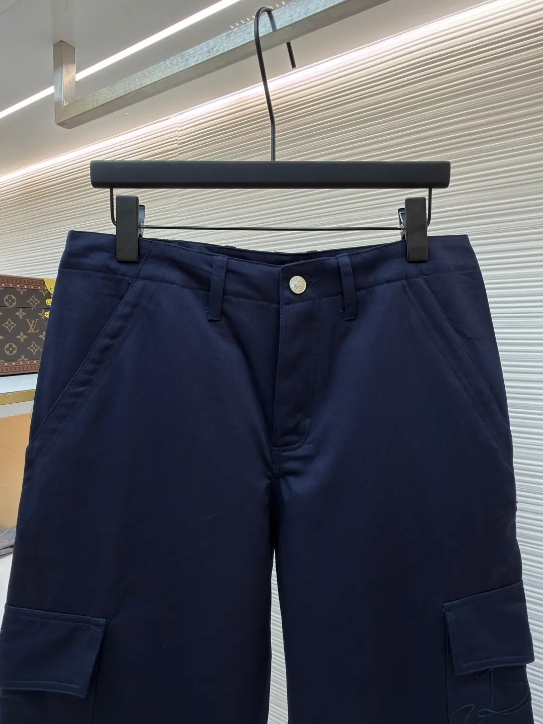 Dior cotton Huardani overalls ●Original version: purchased and developed by 12072 ●Item number: 1682111-B05 ●Fabric: 100% cotton ●Technology: Made on positioning cutting machine ●Color: navy blue ●Version: fitted version ●Weight: about 540 grams ●Size: 46-48-50-52-54-56 ●Description: This Dior SS26 spring men's overalls are made of high-count combed cotton twill fabric. The fabric has been enzyme washed and pre-shrunk to form a crisp and soft texture, and is anti-wrinkle and wear-resistant. The cargo pockets on both sides of the trousers adopt a three-dimensional patch pocket design. The pocket is equipped with a metal zipper. The zipper teeth are treated with electroplating and polishing processes, making them smooth and easy to pull and not easy to oxidize. The bag body is reinforced with double-lane stitching to increase the load-bearing capacity. The waist is equipped with a belt loop and adjustable buckle design. The belt loop is edged with the same fabric, and the buckle is made of alloy material and treated with matte sandblasting, giving it a high-end texture. The crotch adopts classic cross-reinforced stitching, the trousers are hemmed and hemmed, and the overall cut is a straight silhouette. Every splicing is precisely patterned and aligned, and the stitching is neat and detailed, perfectly integrating the practicality of workwear with the craftsmanship aesthetics of Dior's advanced men's wear. The overall wiring is straight and delicate, the fabric is comfortable and soft, and the color is consistent without color difference. It can be matched with the same style to create a fashionable look and control various occasions. Customized accessories, complete with three standards, same style for men and women!