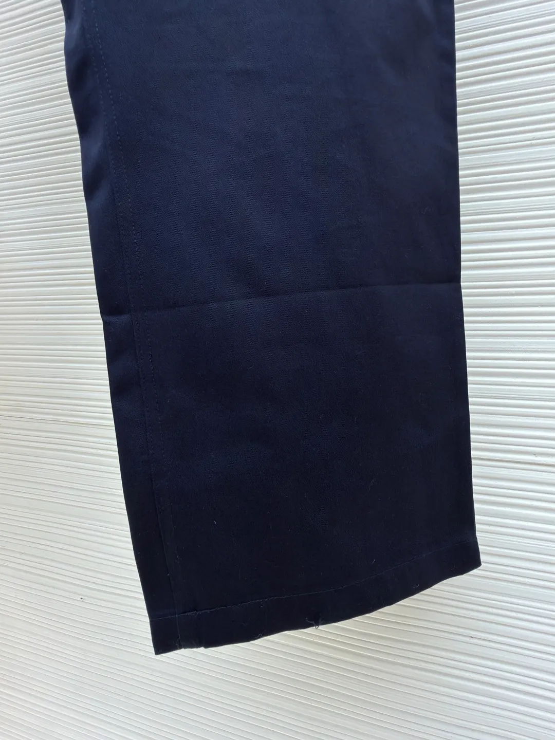 Dior cotton Huardani overalls ●Original version: purchased and developed by 12072 ●Item number: 1682111-B05 ●Fabric: 100% cotton ●Technology: Made on positioning cutting machine ●Color: navy blue ●Version: fitted version ●Weight: about 540 grams ●Size: 46-48-50-52-54-56 ●Description: This Dior SS26 spring men's overalls are made of high-count combed cotton twill fabric. The fabric has been enzyme washed and pre-shrunk to form a crisp and soft texture, and is anti-wrinkle and wear-resistant. The cargo pockets on both sides of the trousers adopt a three-dimensional patch pocket design. The pocket is equipped with a metal zipper. The zipper teeth are treated with electroplating and polishing processes, making them smooth and easy to pull and not easy to oxidize. The bag body is reinforced with double-lane stitching to increase the load-bearing capacity. The waist is equipped with a belt loop and adjustable buckle design. The belt loop is edged with the same fabric, and the buckle is made of alloy material and treated with matte sandblasting, giving it a high-end texture. The crotch adopts classic cross-reinforced stitching, the trousers are hemmed and hemmed, and the overall cut is a straight silhouette. Every splicing is precisely patterned and aligned, and the stitching is neat and detailed, perfectly integrating the practicality of workwear with the craftsmanship aesthetics of Dior's advanced men's wear. The overall wiring is straight and delicate, the fabric is comfortable and soft, and the color is consistent without color difference. It can be matched with the same style to create a fashionable look and control various occasions. Customized accessories, complete with three standards, same style for men and women!