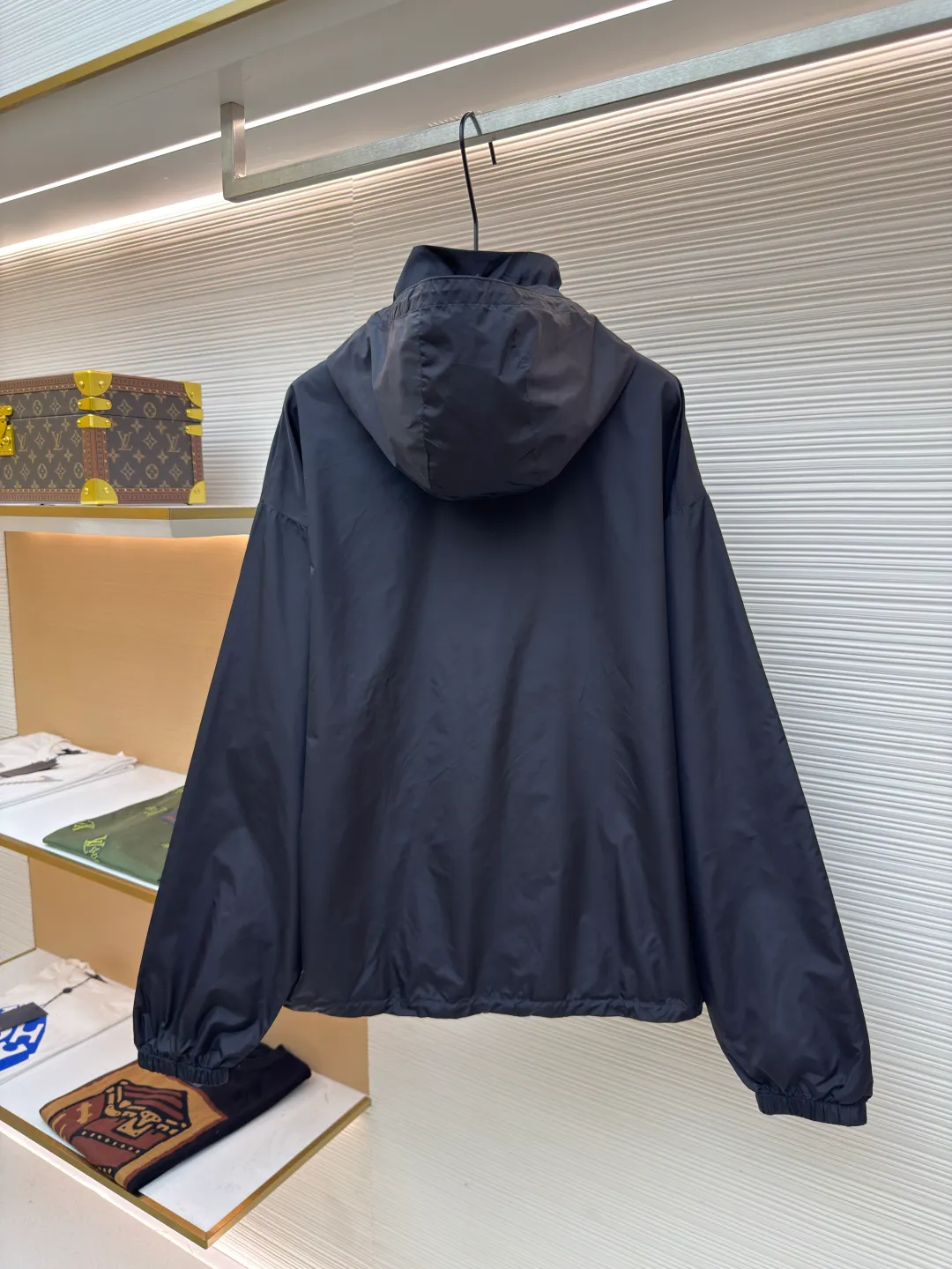 PRADA regenerated nylon reversible jacket ●Original version: Purchased and developed by 12639 ●Item number: 1680789-B60 ●Fabric: nylon fabric ●Technology: Positioning cutting machine production ●Version: fitted version ●Weight: about 445 grams ●Size: S-M-L-XL ●Description: The brand's iconic regenerated nylon fabric is selected, which has the same performance as traditional nylon, with high strength, tear resistance, wear resistance and other characteristics. It is lightweight and waterproof, suitable for various scenarios. Anti-wrinkle, quick-drying and easy to maintain on a daily basis. Wrap the portion with bias-cut fabric strips, and control the width to about 0.4CM. Align the edges of the two layers of fabric and then fold and sew, with the seams hidden in the sandwich. Then fix it through "anchor points". There are no burrs on both the inner and outer sides, and all seams are completely wrapped, while preventing the bad experience of relative sliding during wearing. The overall wiring is straight and delicate, the fabric is comfortable and soft, and the color is consistent without color difference. It can be matched with the same style to create a fashionable look and control various occasions. Customized accessories, complete with three standards, same style for men and women!