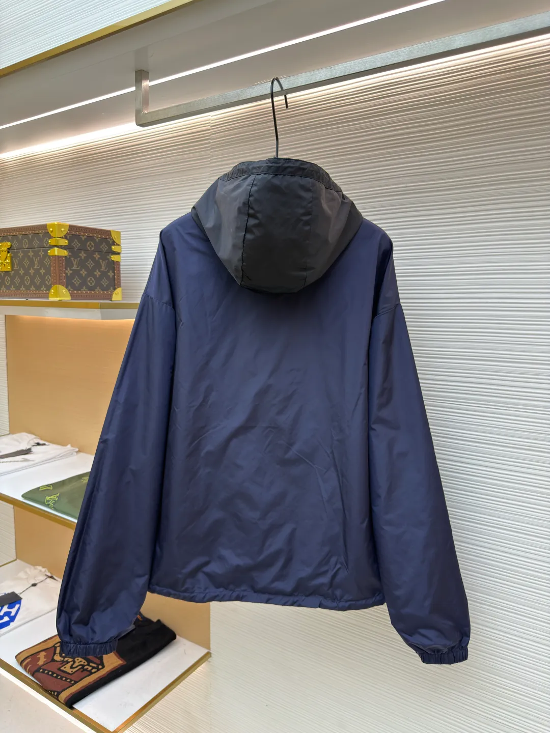 PRADA regenerated nylon reversible jacket ●Original version: Purchased and developed by 12639 ●Item number: 1680789-B60 ●Fabric: nylon fabric ●Technology: Positioning cutting machine production ●Version: fitted version ●Weight: about 445 grams ●Size: S-M-L-XL ●Description: The brand's iconic regenerated nylon fabric is selected, which has the same performance as traditional nylon, with high strength, tear resistance, wear resistance and other characteristics. It is lightweight and waterproof, suitable for various scenarios. Anti-wrinkle, quick-drying and easy to maintain on a daily basis. Wrap the portion with bias-cut fabric strips, and control the width to about 0.4CM. Align the edges of the two layers of fabric and then fold and sew, with the seams hidden in the sandwich. Then fix it through "anchor points". There are no burrs on both the inner and outer sides, and all seams are completely wrapped, while preventing the bad experience of relative sliding during wearing. The overall wiring is straight and delicate, the fabric is comfortable and soft, and the color is consistent without color difference. It can be matched with the same style to create a fashionable look and control various occasions. Customized accessories, complete with three standards, same style for men and women!