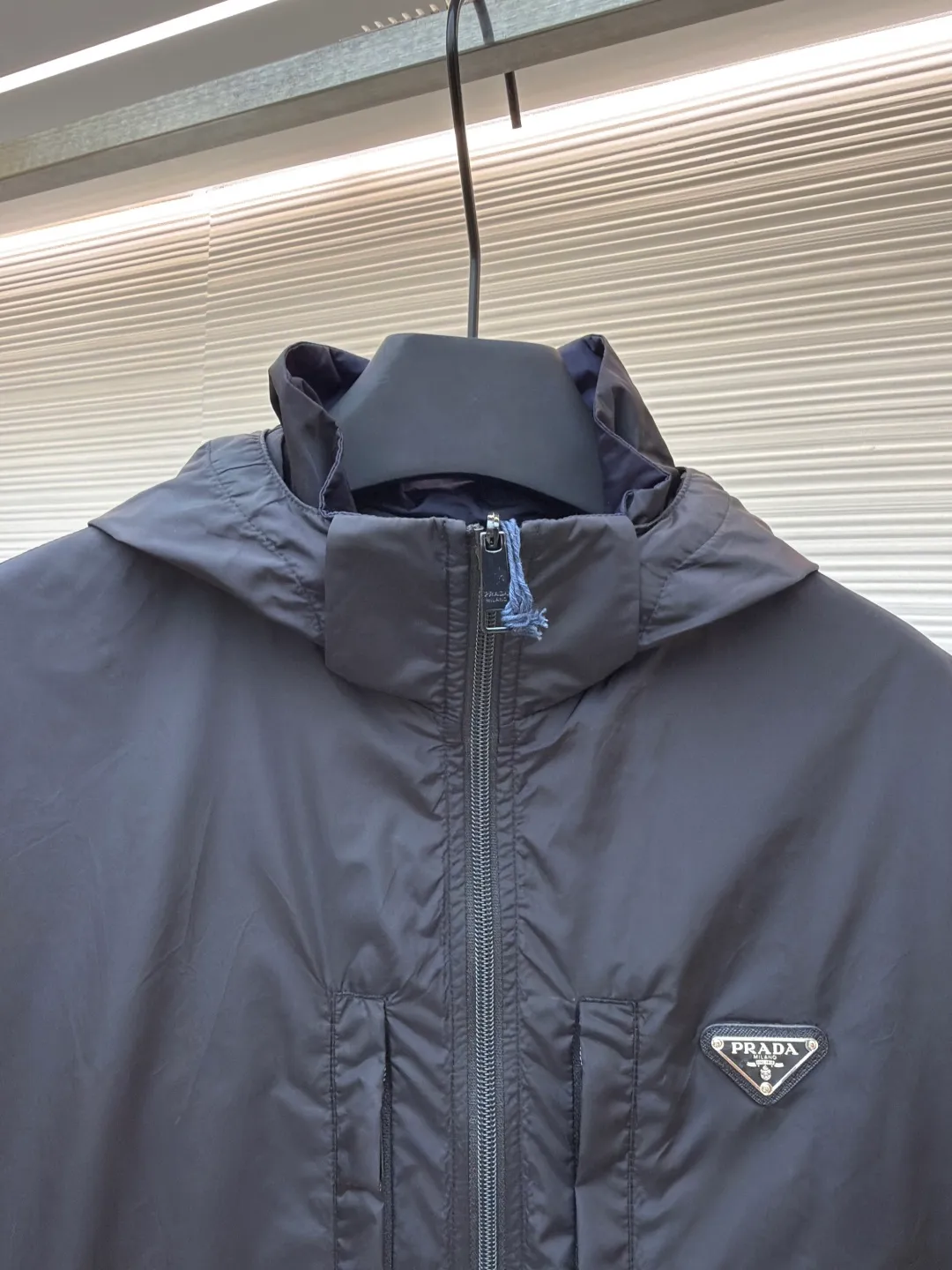 PRADA regenerated nylon reversible jacket ●Original version: Purchased and developed by 12639 ●Item number: 1680789-B60 ●Fabric: nylon fabric ●Technology: Positioning cutting machine production ●Version: fitted version ●Weight: about 445 grams ●Size: S-M-L-XL ●Description: The brand's iconic regenerated nylon fabric is selected, which has the same performance as traditional nylon, with high strength, tear resistance, wear resistance and other characteristics. It is lightweight and waterproof, suitable for various scenarios. Anti-wrinkle, quick-drying and easy to maintain on a daily basis. Wrap the portion with bias-cut fabric strips, and control the width to about 0.4CM. Align the edges of the two layers of fabric and then fold and sew, with the seams hidden in the sandwich. Then fix it through "anchor points". There are no burrs on both the inner and outer sides, and all seams are completely wrapped, while preventing the bad experience of relative sliding during wearing. The overall wiring is straight and delicate, the fabric is comfortable and soft, and the color is consistent without color difference. It can be matched with the same style to create a fashionable look and control various occasions. Customized accessories, complete with three standards, same style for men and women!