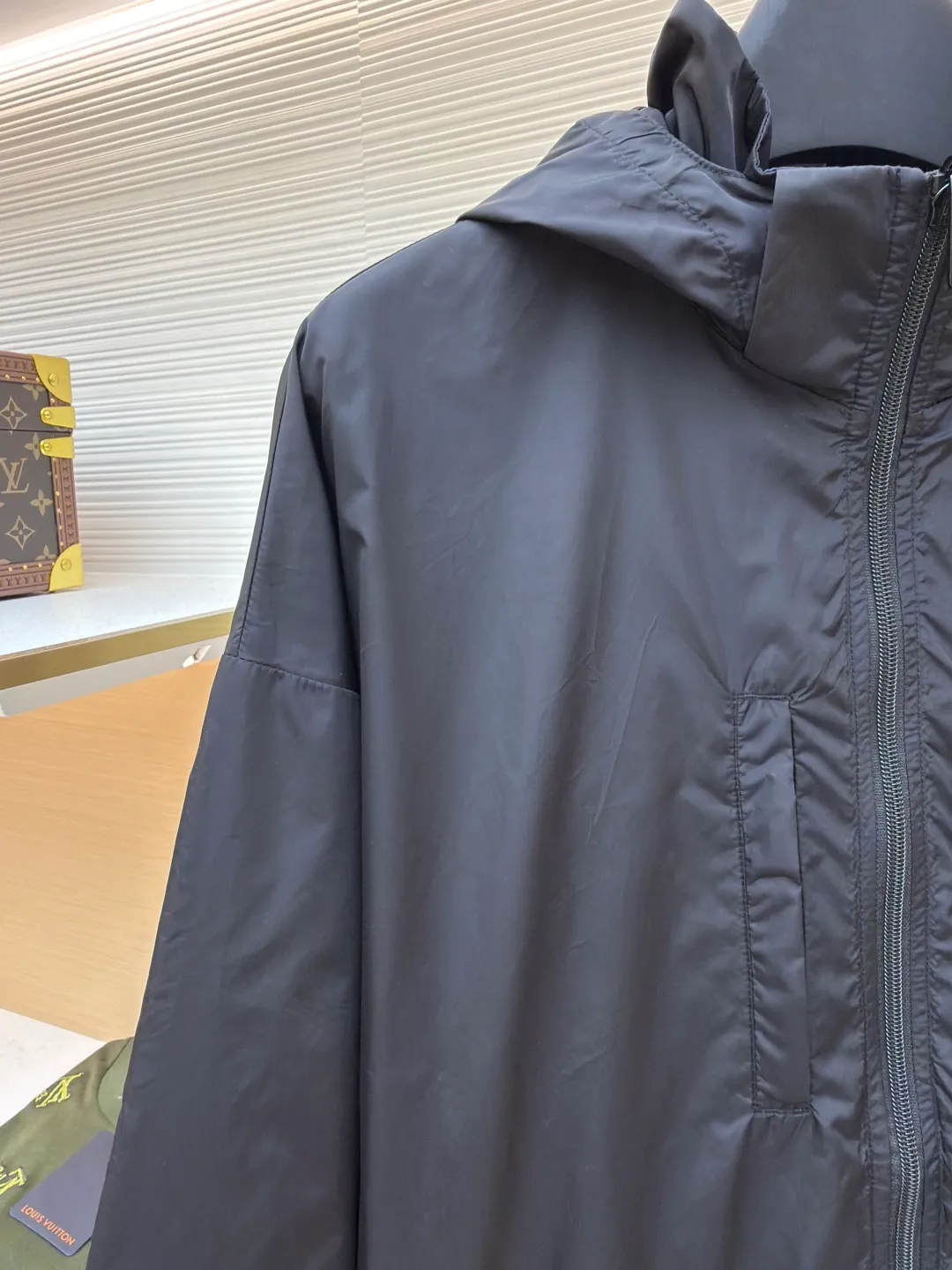 PRADA regenerated nylon reversible jacket ●Original version: Purchased and developed by 12639 ●Item number: 1680789-B60 ●Fabric: nylon fabric ●Technology: Positioning cutting machine production ●Version: fitted version ●Weight: about 445 grams ●Size: S-M-L-XL ●Description: The brand's iconic regenerated nylon fabric is selected, which has the same performance as traditional nylon, with high strength, tear resistance, wear resistance and other characteristics. It is lightweight and waterproof, suitable for various scenarios. Anti-wrinkle, quick-drying and easy to maintain on a daily basis. Wrap the portion with bias-cut fabric strips, and control the width to about 0.4CM. Align the edges of the two layers of fabric and then fold and sew, with the seams hidden in the sandwich. Then fix it through "anchor points". There are no burrs on both the inner and outer sides, and all seams are completely wrapped, while preventing the bad experience of relative sliding during wearing. The overall wiring is straight and delicate, the fabric is comfortable and soft, and the color is consistent without color difference. It can be matched with the same style to create a fashionable look and control various occasions. Customized accessories, complete with three standards, same style for men and women!