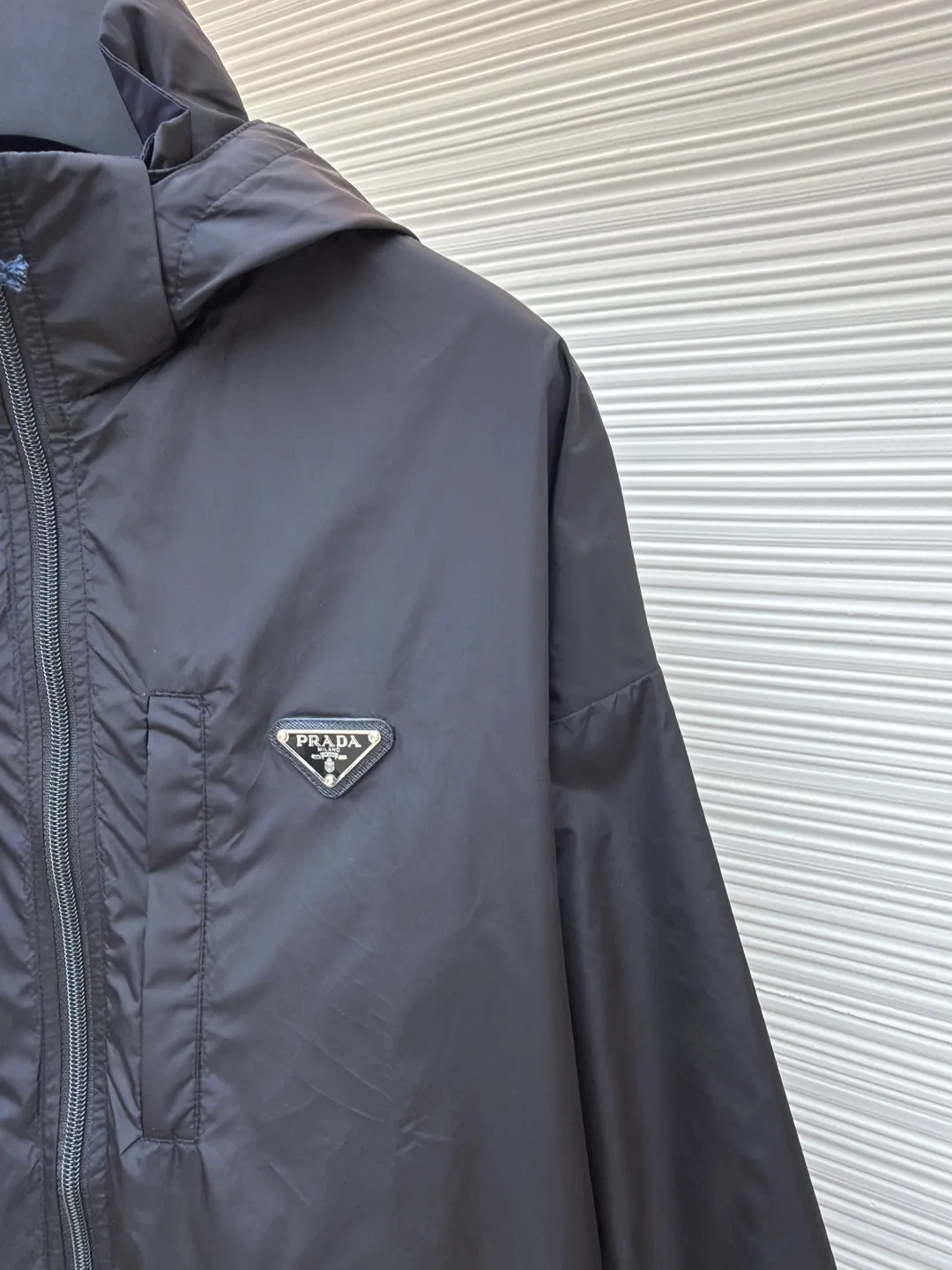 PRADA regenerated nylon reversible jacket ●Original version: Purchased and developed by 12639 ●Item number: 1680789-B60 ●Fabric: nylon fabric ●Technology: Positioning cutting machine production ●Version: fitted version ●Weight: about 445 grams ●Size: S-M-L-XL ●Description: The brand's iconic regenerated nylon fabric is selected, which has the same performance as traditional nylon, with high strength, tear resistance, wear resistance and other characteristics. It is lightweight and waterproof, suitable for various scenarios. Anti-wrinkle, quick-drying and easy to maintain on a daily basis. Wrap the portion with bias-cut fabric strips, and control the width to about 0.4CM. Align the edges of the two layers of fabric and then fold and sew, with the seams hidden in the sandwich. Then fix it through "anchor points". There are no burrs on both the inner and outer sides, and all seams are completely wrapped, while preventing the bad experience of relative sliding during wearing. The overall wiring is straight and delicate, the fabric is comfortable and soft, and the color is consistent without color difference. It can be matched with the same style to create a fashionable look and control various occasions. Customized accessories, complete with three standards, same style for men and women!