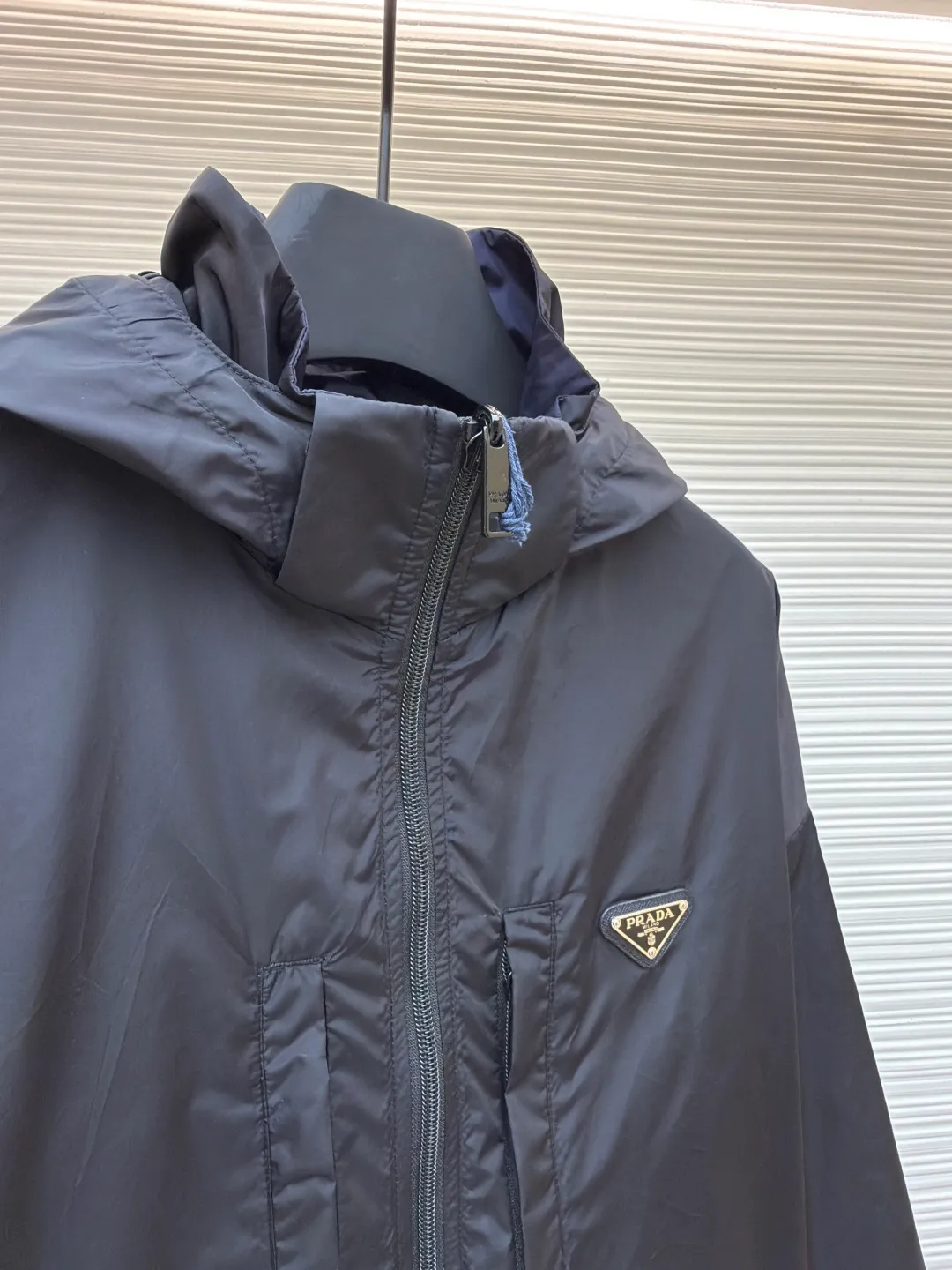 PRADA regenerated nylon reversible jacket ●Original version: Purchased and developed by 12639 ●Item number: 1680789-B60 ●Fabric: nylon fabric ●Technology: Positioning cutting machine production ●Version: fitted version ●Weight: about 445 grams ●Size: S-M-L-XL ●Description: The brand's iconic regenerated nylon fabric is selected, which has the same performance as traditional nylon, with high strength, tear resistance, wear resistance and other characteristics. It is lightweight and waterproof, suitable for various scenarios. Anti-wrinkle, quick-drying and easy to maintain on a daily basis. Wrap the portion with bias-cut fabric strips, and control the width to about 0.4CM. Align the edges of the two layers of fabric and then fold and sew, with the seams hidden in the sandwich. Then fix it through "anchor points". There are no burrs on both the inner and outer sides, and all seams are completely wrapped, while preventing the bad experience of relative sliding during wearing. The overall wiring is straight and delicate, the fabric is comfortable and soft, and the color is consistent without color difference. It can be matched with the same style to create a fashionable look and control various occasions. Customized accessories, complete with three standards, same style for men and women!