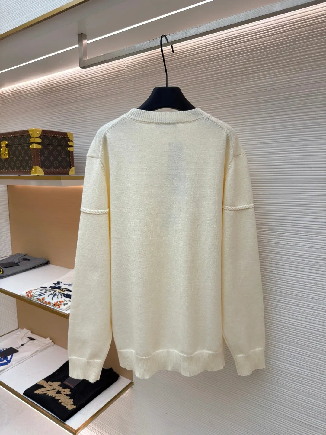 Dior machine-sewn thread-embroidered logo sweater ●Original version: 16,000 purchased and developed ●Item number: 1681952-A85 ●Material: wool blended fabric ●Technology: knitted ●Color: apricot ●Version: fitted version ●Weight: about 625 grams ●Size: S-M-L-XL ●Description: Made of 50% wool, 50% cotton yarn. The chest logo is woven with a positive 7-needle imported machine, and the size is customized according to the original 1:1 data. Garment washing - removes impurities on the wool surface - fixes the color - fixes the pattern - adds hand feel. This knitted sweater is new to the Spring 2026 men's collection and is decorated with the Dior Ribbon logo, paying homage to the exquisite craftsmanship of the Dior workshops. Crafted from white sheepskin jersey with a ribbed crew neck, cuffs and hem. The elegant fit can be worn with jeans for a casual, chic and sophisticated look. Dior Ribbon embroidery, ribbed crew neck, cuffs and hem. The overall wiring is straight and delicate, the fabric is comfortable and soft, and the color is consistent without color difference. It can be matched with the same style to create a fashionable look and control various occasions. Customized accessories, complete with three standards, same style for men and women!
