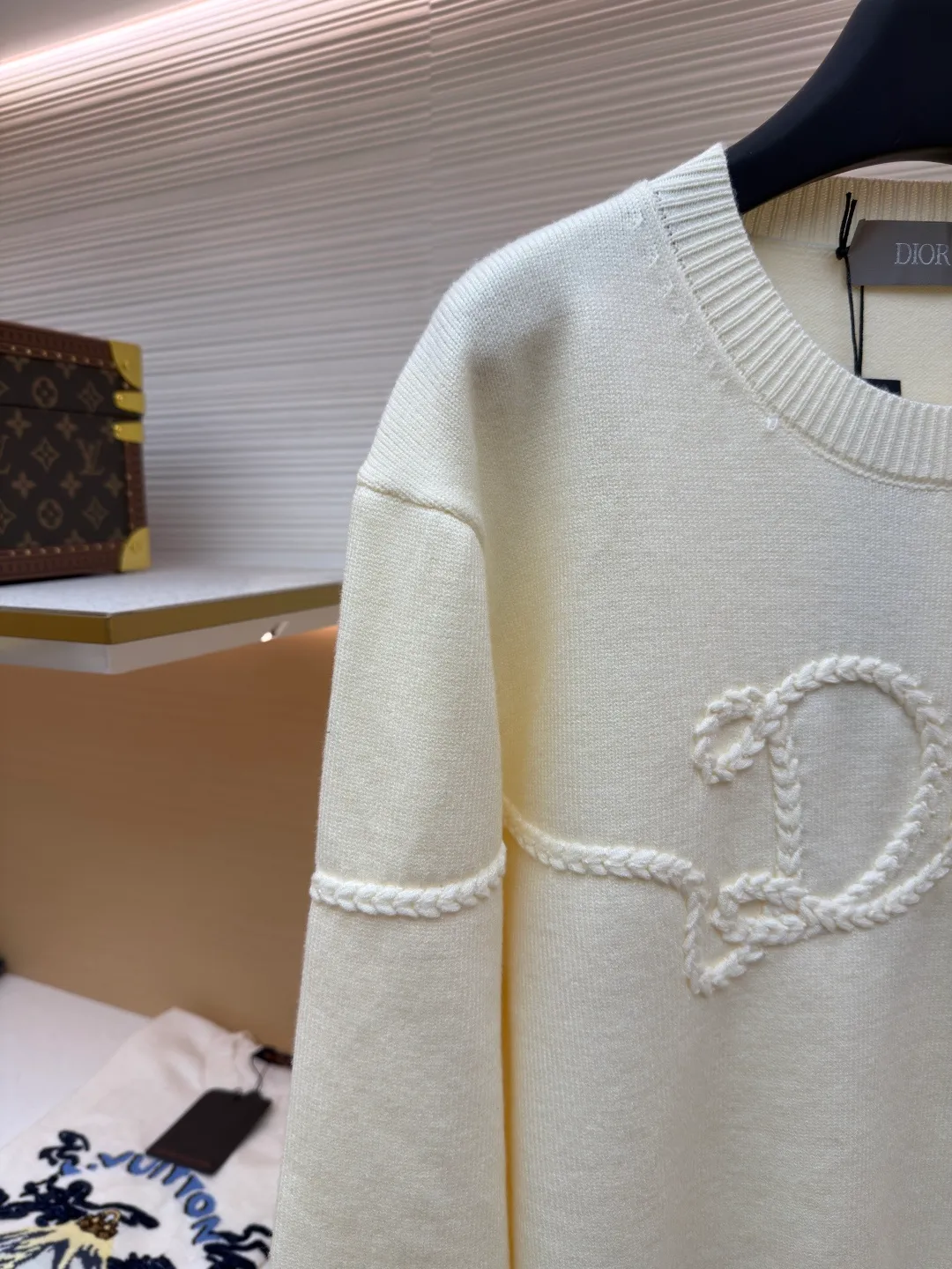Dior machine-sewn thread-embroidered logo sweater ●Original version: 16,000 purchased and developed ●Item number: 1681952-A85 ●Material: wool blended fabric ●Technology: knitted ●Color: apricot ●Version: fitted version ●Weight: about 625 grams ●Size: S-M-L-XL ●Description: Made of 50% wool, 50% cotton yarn. The chest logo is woven with a positive 7-needle imported machine, and the size is customized according to the original 1:1 data. Garment washing - removes impurities on the wool surface - fixes the color - fixes the pattern - adds hand feel. This knitted sweater is new to the Spring 2026 men's collection and is decorated with the Dior Ribbon logo, paying homage to the exquisite craftsmanship of the Dior workshops. Crafted from white sheepskin jersey with a ribbed crew neck, cuffs and hem. The elegant fit can be worn with jeans for a casual, chic and sophisticated look. Dior Ribbon embroidery, ribbed crew neck, cuffs and hem. The overall wiring is straight and delicate, the fabric is comfortable and soft, and the color is consistent without color difference. It can be matched with the same style to create a fashionable look and control various occasions. Customized accessories, complete with three standards, same style for men and women!