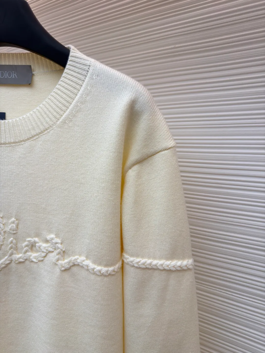 Dior machine-sewn thread-embroidered logo sweater ●Original version: 16,000 purchased and developed ●Item number: 1681952-A85 ●Material: wool blended fabric ●Technology: knitted ●Color: apricot ●Version: fitted version ●Weight: about 625 grams ●Size: S-M-L-XL ●Description: Made of 50% wool, 50% cotton yarn. The chest logo is woven with a positive 7-needle imported machine, and the size is customized according to the original 1:1 data. Garment washing - removes impurities on the wool surface - fixes the color - fixes the pattern - adds hand feel. This knitted sweater is new to the Spring 2026 men's collection and is decorated with the Dior Ribbon logo, paying homage to the exquisite craftsmanship of the Dior workshops. Crafted from white sheepskin jersey with a ribbed crew neck, cuffs and hem. The elegant fit can be worn with jeans for a casual, chic and sophisticated look. Dior Ribbon embroidery, ribbed crew neck, cuffs and hem. The overall wiring is straight and delicate, the fabric is comfortable and soft, and the color is consistent without color difference. It can be matched with the same style to create a fashionable look and control various occasions. Customized accessories, complete with three standards, same style for men and women!