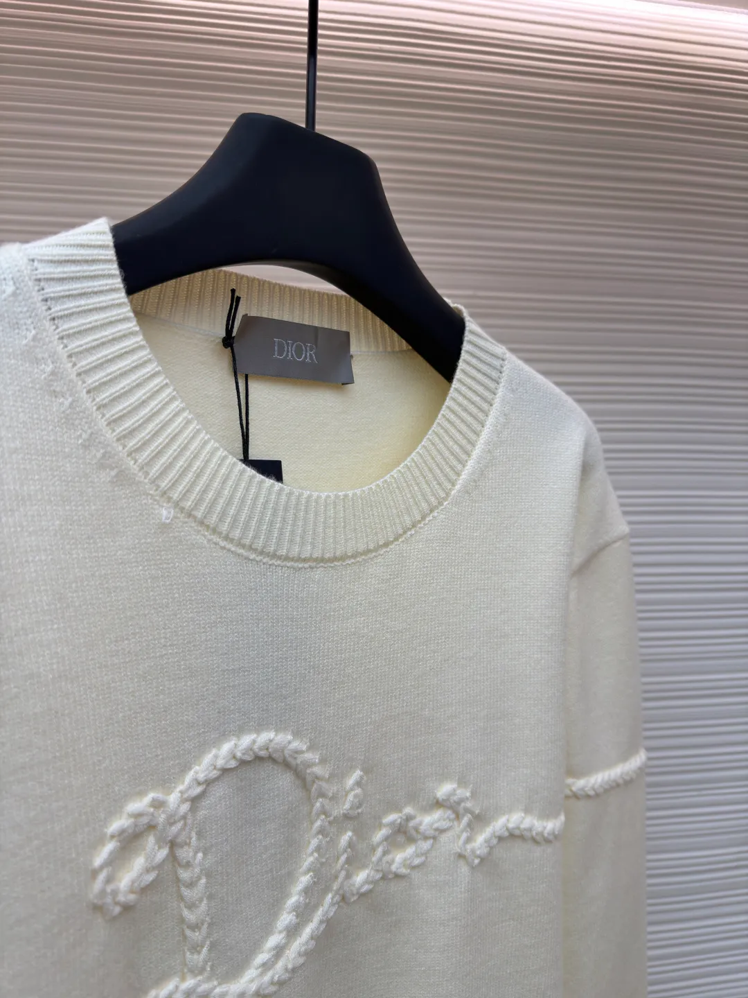 Dior machine-sewn thread-embroidered logo sweater ●Original version: 16,000 purchased and developed ●Item number: 1681952-A85 ●Material: wool blended fabric ●Technology: knitted ●Color: apricot ●Version: fitted version ●Weight: about 625 grams ●Size: S-M-L-XL ●Description: Made of 50% wool, 50% cotton yarn. The chest logo is woven with a positive 7-needle imported machine, and the size is customized according to the original 1:1 data. Garment washing - removes impurities on the wool surface - fixes the color - fixes the pattern - adds hand feel. This knitted sweater is new to the Spring 2026 men's collection and is decorated with the Dior Ribbon logo, paying homage to the exquisite craftsmanship of the Dior workshops. Crafted from white sheepskin jersey with a ribbed crew neck, cuffs and hem. The elegant fit can be worn with jeans for a casual, chic and sophisticated look. Dior Ribbon embroidery, ribbed crew neck, cuffs and hem. The overall wiring is straight and delicate, the fabric is comfortable and soft, and the color is consistent without color difference. It can be matched with the same style to create a fashionable look and control various occasions. Customized accessories, complete with three standards, same style for men and women!