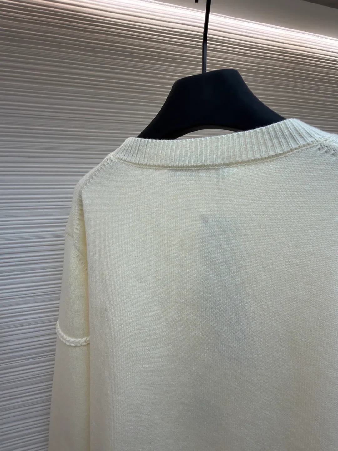 Dior machine-sewn thread-embroidered logo sweater ●Original version: 16,000 purchased and developed ●Item number: 1681952-A85 ●Material: wool blended fabric ●Technology: knitted ●Color: apricot ●Version: fitted version ●Weight: about 625 grams ●Size: S-M-L-XL ●Description: Made of 50% wool, 50% cotton yarn. The chest logo is woven with a positive 7-needle imported machine, and the size is customized according to the original 1:1 data. Garment washing - removes impurities on the wool surface - fixes the color - fixes the pattern - adds hand feel. This knitted sweater is new to the Spring 2026 men's collection and is decorated with the Dior Ribbon logo, paying homage to the exquisite craftsmanship of the Dior workshops. Crafted from white sheepskin jersey with a ribbed crew neck, cuffs and hem. The elegant fit can be worn with jeans for a casual, chic and sophisticated look. Dior Ribbon embroidery, ribbed crew neck, cuffs and hem. The overall wiring is straight and delicate, the fabric is comfortable and soft, and the color is consistent without color difference. It can be matched with the same style to create a fashionable look and control various occasions. Customized accessories, complete with three standards, same style for men and women!