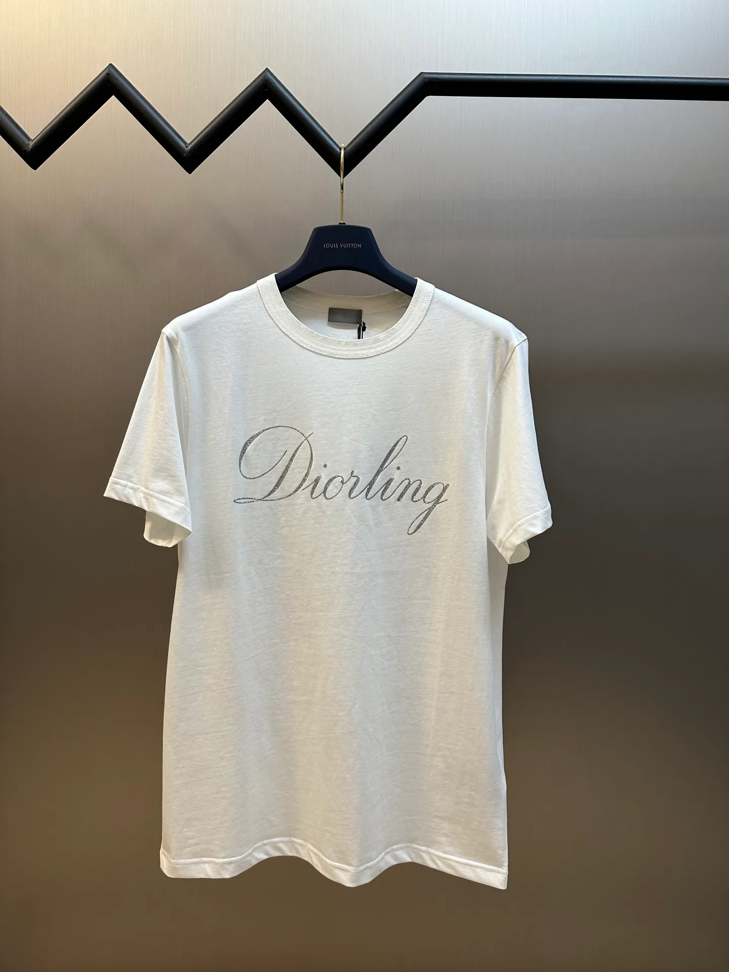 🅿️260 Dior silver printed short sleeves are woven with 24-count special compact cotton yarn. The weaving process is very demanding and requires the use of advanced looms and high-quality raw materials. Specially woven compact cotton has many advantages, such as softness and comfort, good breathability, strong wrinkle resistance, good durability, etc.; it has a tighter, softer and more delicate texture and feel.  Interpretation of the silicone oil shiny silver printing process, a special printing process that combines the feel of silicone oil with the visual effect of metal particles and gold sand, and achieves gradient, three-dimensional or flashing effects through multi-color overprinting technology.  size：xs s m l