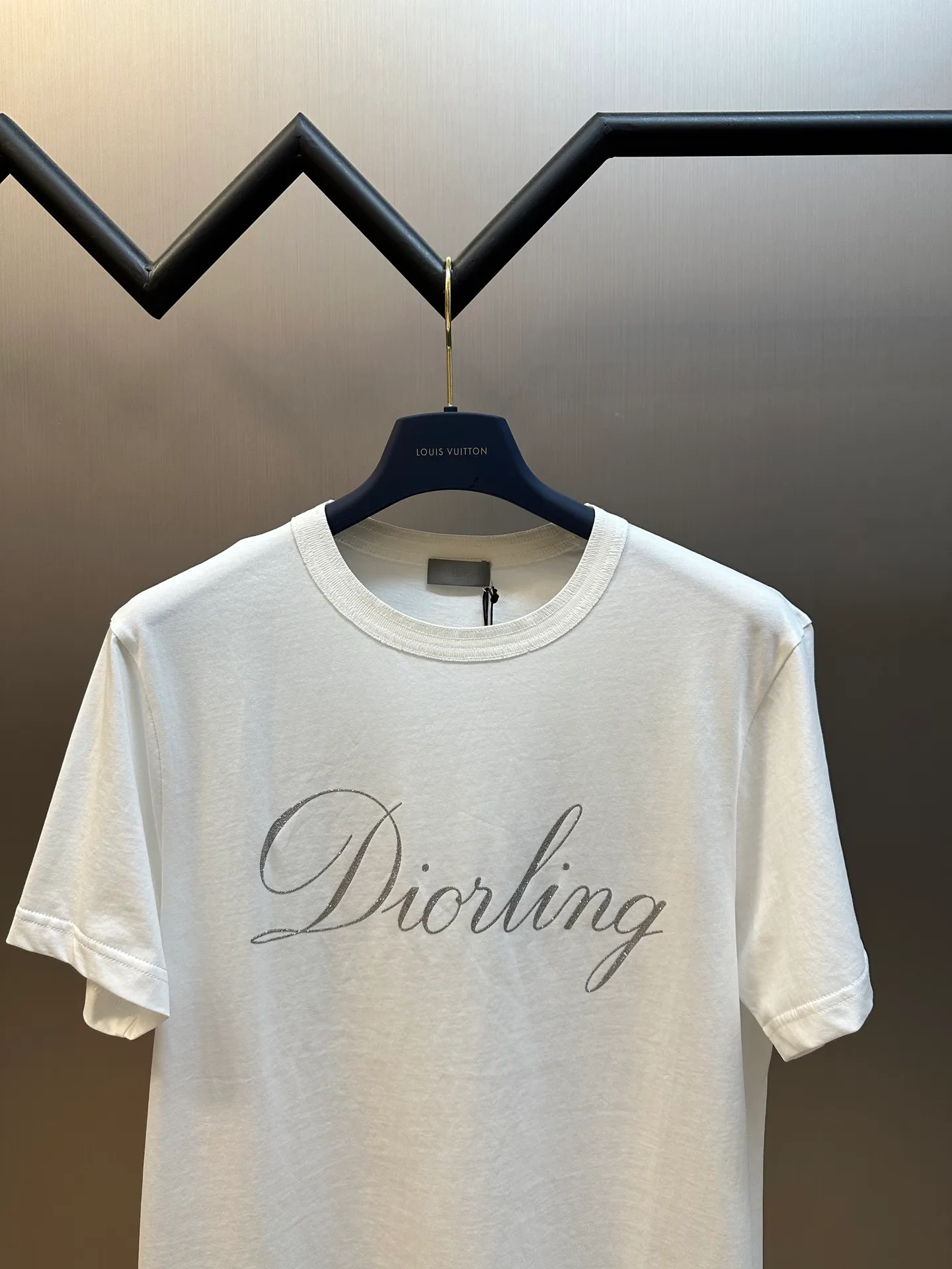 🅿️260 Dior silver printed short sleeves are woven with 24-count special compact cotton yarn. The weaving process is very demanding and requires the use of advanced looms and high-quality raw materials. Specially woven compact cotton has many advantages, such as softness and comfort, good breathability, strong wrinkle resistance, good durability, etc.; it has a tighter, softer and more delicate texture and feel.  Interpretation of the silicone oil shiny silver printing process, a special printing process that combines the feel of silicone oil with the visual effect of metal particles and gold sand, and achieves gradient, three-dimensional or flashing effects through multi-color overprinting technology.  size：xs s m l
