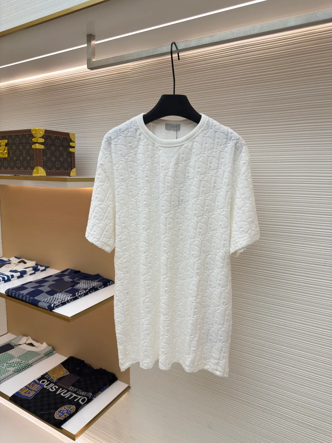 DIOR all-over printed terry short sleeves ●Authentic product: purchased and developed for 6600 ●Item number: 1680262-A05 ●Fabric: pure cotton fabric ●Technology: positioning cutting ●Version: fitted version ●Weight: about 350g ●Size: S-M-L-XL ●Description: Custom-woven and custom-dyed pure cotton 100% jacquard material Oblique presbyopic pattern fabric Weight 300G Positioning pattern Positioning tailoring Each piece is in the same position Jacquard cotton towel material has dark patterns and a heavy hand feel. The overall routing is straight and delicate, the fabric is comfortable and soft, and the color is consistent without color difference. It can be matched with the same style to create a fashionable look and control various occasions. Customized accessories, complete with three standards, same style for men and women!