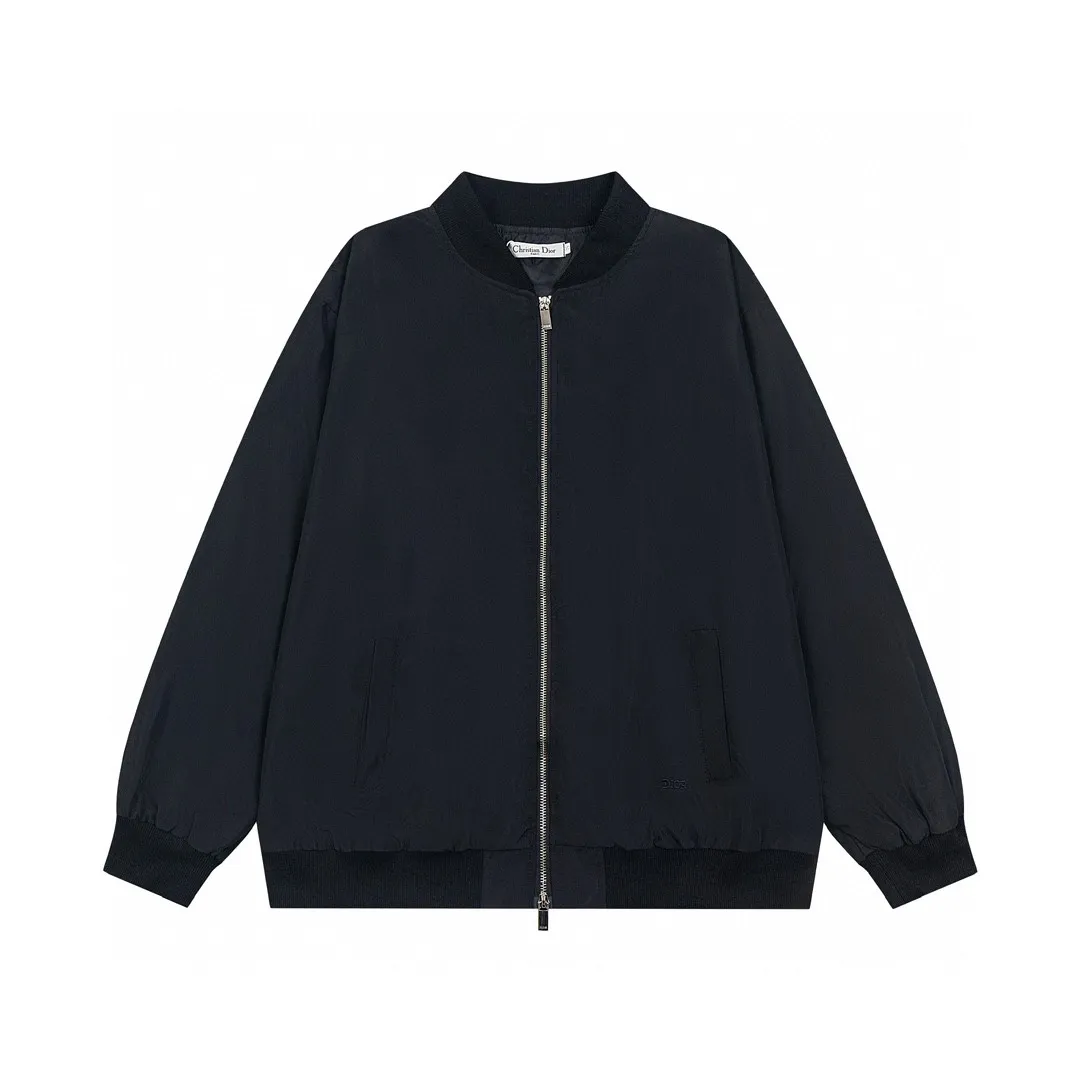 🅿️320 DIOR Dior's new autumn and winter new classic letter embroidered bomber jacket for couples, coat tops 1️⃣Original development of the same high-end high-elastic polyester technology fabric as the Internet celebrity star, waterproof coating, double-layered lining fabric is extremely delicate, the upper body is very soft and comfortable! 2️⃣The iconic logo embroidery design style, combined with the ribbed collar, hem and cuffs, is very youthful and energetic. It can be easily worn by both men and women, and is very in line with the fashion aesthetic concepts of today's young people! 3️⃣Complete three standards, same style for men and women, a must-have for couples Color: Black Size: S, M, L, XL