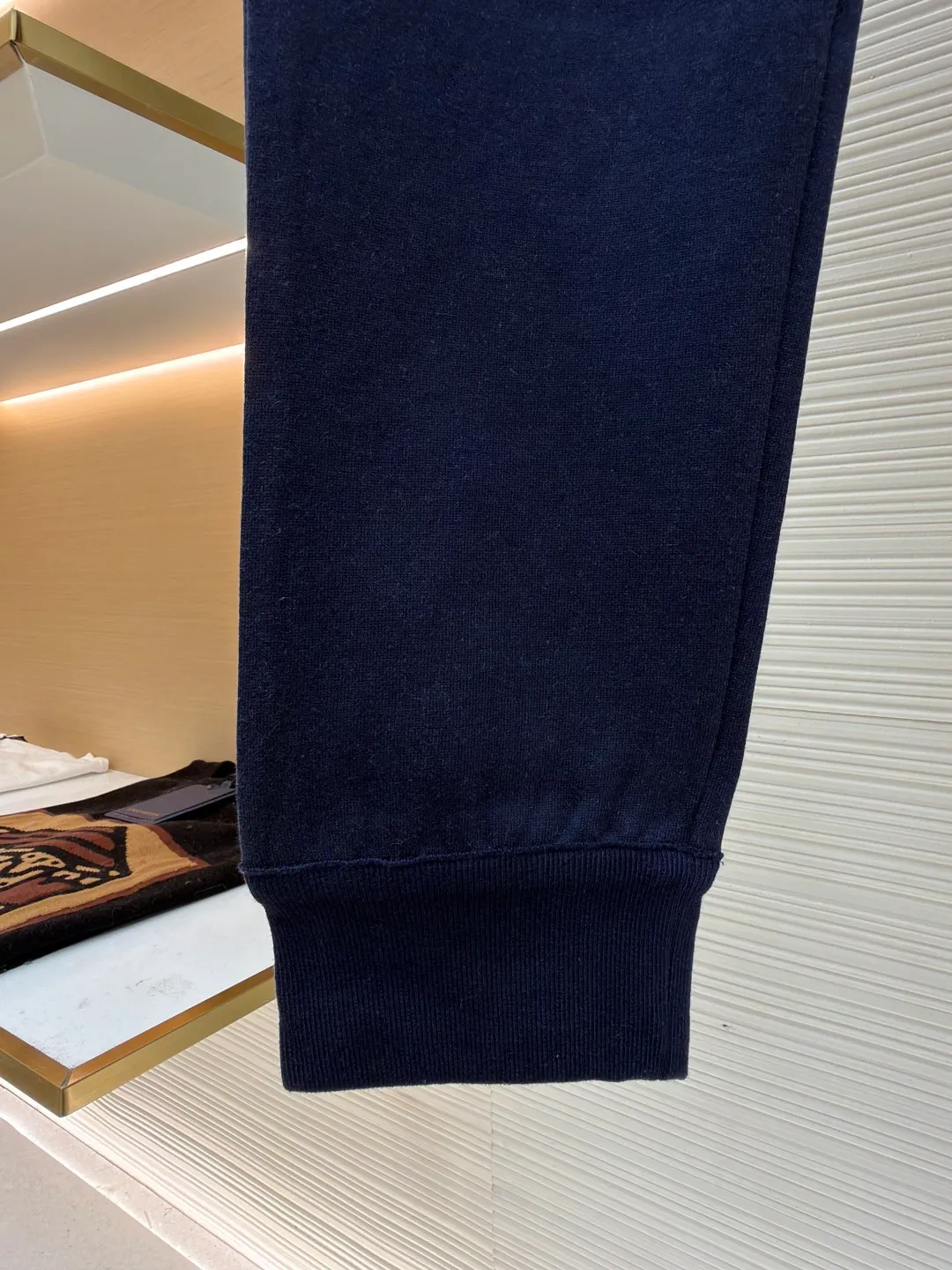 Dior presbyopic wool and cashmere legged trousers ●Item number: 1680905-B15 ●Material: wool cashmere fabric ●Technology: jacquard texture production ●Version: fitted version ●Weight: about 640 grams ●Size: S-M-L-XL ●Description: The fabric is made of cashmere fabric, containing 50% wool and pure cotton, with original hemming inside, jacquard letters, integrated design. One side has a solid color logo, and the spliced side has a classic presbyopia. It can be worn on both sides to change the style at any time. Customized imported velvet imported machine weaving, the material is conscientious and full of high-end texture. It is comfortable to wear and skin-friendly. It is made by a large factory and has perfect details and texture. The fabric is made of imported cashmere yarn. New product for early autumn! Hot style return! New version of dropped shoulder design High-grade navy blue presbyopic logo zipper cashmere jacket. Reversible. The letter jacquard texture on the back is luxurious and handsome. The hooded design is fashionable and advanced. The classic version does not make people look slimmer. Highly recommended! The overall wiring is straight and delicate, the fabric is comfortable and soft, and the color is consistent without color difference. It can be matched with the same style to create a fashionable look and control various occasions. Customized accessories, complete with three standards, same style for men and women!