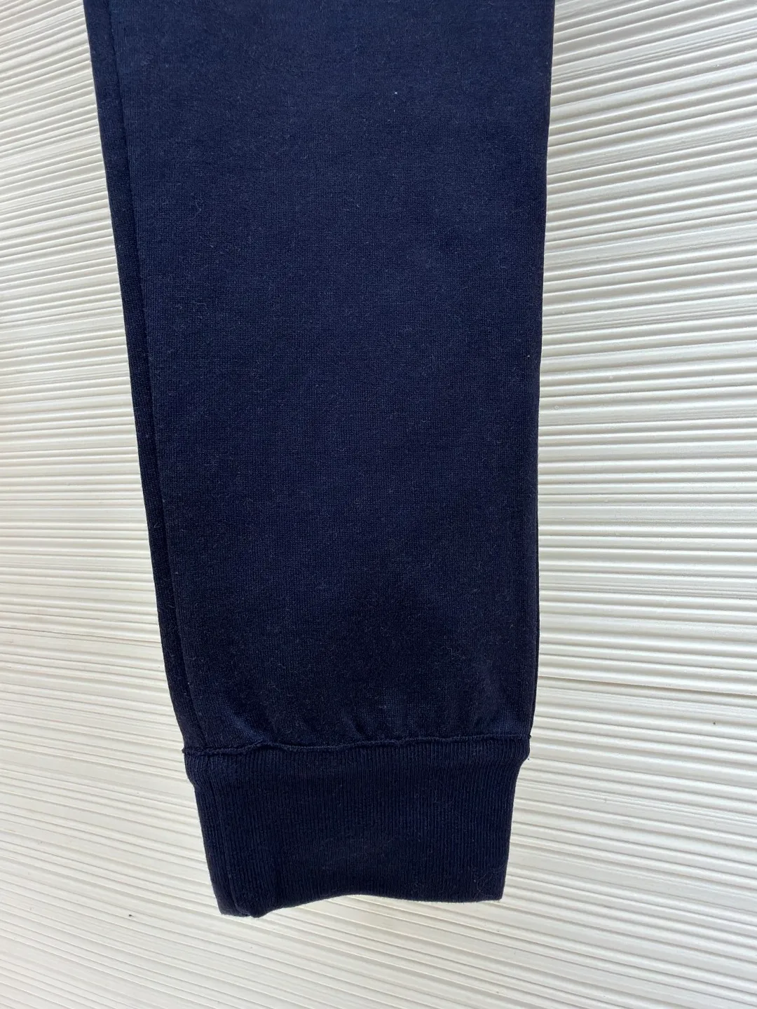 Dior presbyopic wool and cashmere legged trousers ●Item number: 1680905-B15 ●Material: wool cashmere fabric ●Technology: jacquard texture production ●Version: fitted version ●Weight: about 640 grams ●Size: S-M-L-XL ●Description: The fabric is made of cashmere fabric, containing 50% wool and pure cotton, with original hemming inside, jacquard letters, integrated design. One side has a solid color logo, and the spliced side has a classic presbyopia. It can be worn on both sides to change the style at any time. Customized imported velvet imported machine weaving, the material is conscientious and full of high-end texture. It is comfortable to wear and skin-friendly. It is made by a large factory and has perfect details and texture. The fabric is made of imported cashmere yarn. New product for early autumn! Hot style return! New version of dropped shoulder design High-grade navy blue presbyopic logo zipper cashmere jacket. Reversible. The letter jacquard texture on the back is luxurious and handsome. The hooded design is fashionable and advanced. The classic version does not make people look slimmer. Highly recommended! The overall wiring is straight and delicate, the fabric is comfortable and soft, and the color is consistent without color difference. It can be matched with the same style to create a fashionable look and control various occasions. Customized accessories, complete with three standards, same style for men and women!