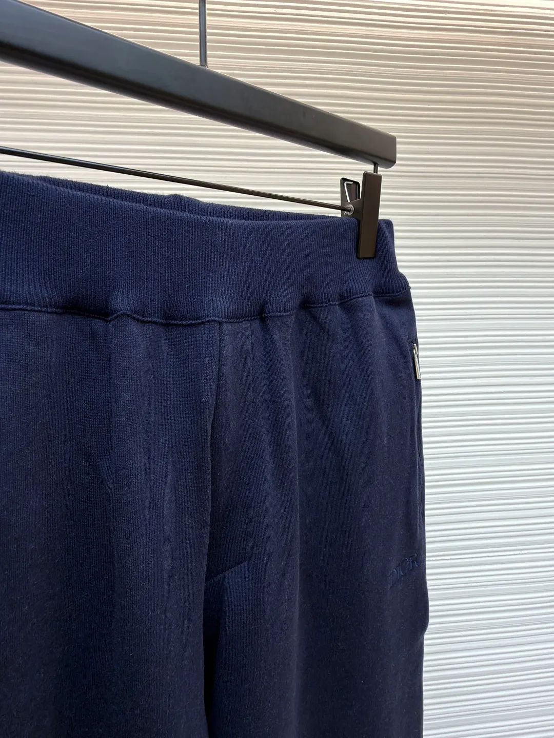 Dior presbyopic wool and cashmere legged trousers ●Item number: 1680905-B15 ●Material: wool cashmere fabric ●Technology: jacquard texture production ●Version: fitted version ●Weight: about 640 grams ●Size: S-M-L-XL ●Description: The fabric is made of cashmere fabric, containing 50% wool and pure cotton, with original hemming inside, jacquard letters, integrated design. One side has a solid color logo, and the spliced side has a classic presbyopia. It can be worn on both sides to change the style at any time. Customized imported velvet imported machine weaving, the material is conscientious and full of high-end texture. It is comfortable to wear and skin-friendly. It is made by a large factory and has perfect details and texture. The fabric is made of imported cashmere yarn. New product for early autumn! Hot style return! New version of dropped shoulder design High-grade navy blue presbyopic logo zipper cashmere jacket. Reversible. The letter jacquard texture on the back is luxurious and handsome. The hooded design is fashionable and advanced. The classic version does not make people look slimmer. Highly recommended! The overall wiring is straight and delicate, the fabric is comfortable and soft, and the color is consistent without color difference. It can be matched with the same style to create a fashionable look and control various occasions. Customized accessories, complete with three standards, same style for men and women!