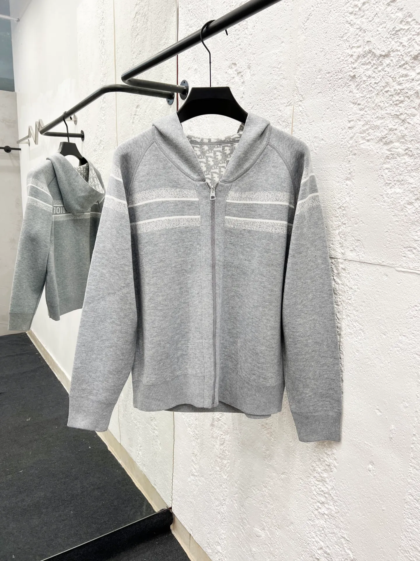 🅿️510 Style number: T59 Dior & Dior top version DIOR double-sided knitted cashmere jacquard knitted cardigan jacket. Same style for men and women. Light luxury. A must-have item for men and women for daily commuting. Correct version. Uses 60% wool content yarn➕cashmere yarn➕acrylic yarn➕spandex yarn. Uses double-sided jacquard craftsmanship imported from Germany Lycra. Spacing between stripe letter logo positions. The fabric effect is completely restored. The original washed tag➕logo packaging bag. Color #Navy Gray SIZE #1/2/3 Reference # Length: 68-70-72 Bust: 118-122-126 Recommended weight: 1 code 90-135 2 codes 130-150 3 codes 150-180