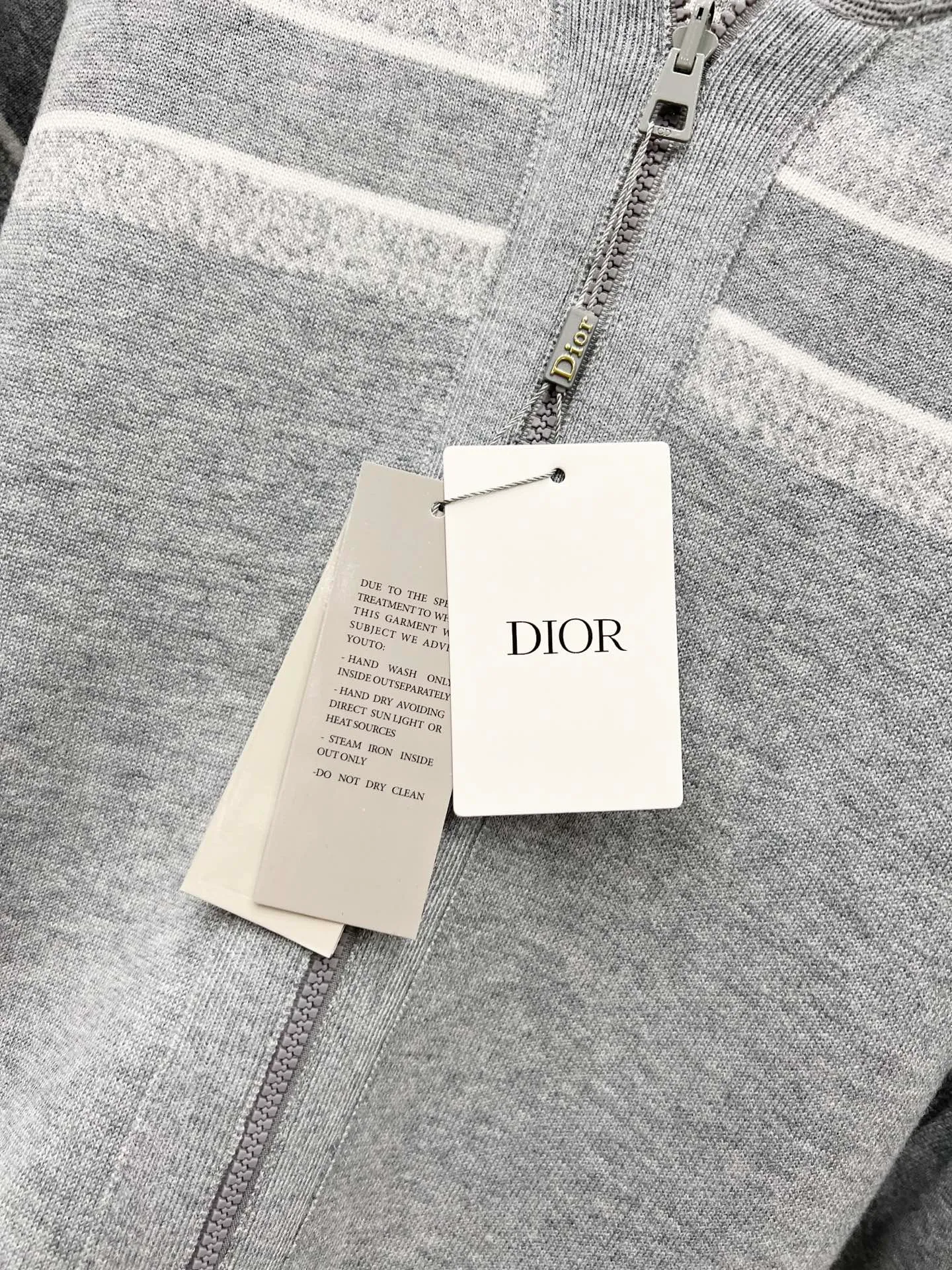 🅿️510 Style number: T59 Dior & Dior top version DIOR double-sided knitted cashmere jacquard knitted cardigan jacket. Same style for men and women. Light luxury. A must-have item for men and women for daily commuting. Correct version. Uses 60% wool content yarn➕cashmere yarn➕acrylic yarn➕spandex yarn. Uses double-sided jacquard craftsmanship imported from Germany Lycra. Spacing between stripe letter logo positions. The fabric effect is completely restored. The original washed tag➕logo packaging bag. Color #Navy Gray SIZE #1/2/3 Reference # Length: 68-70-72 Bust: 118-122-126 Recommended weight: 1 code 90-135 2 codes 130-150 3 codes 150-180