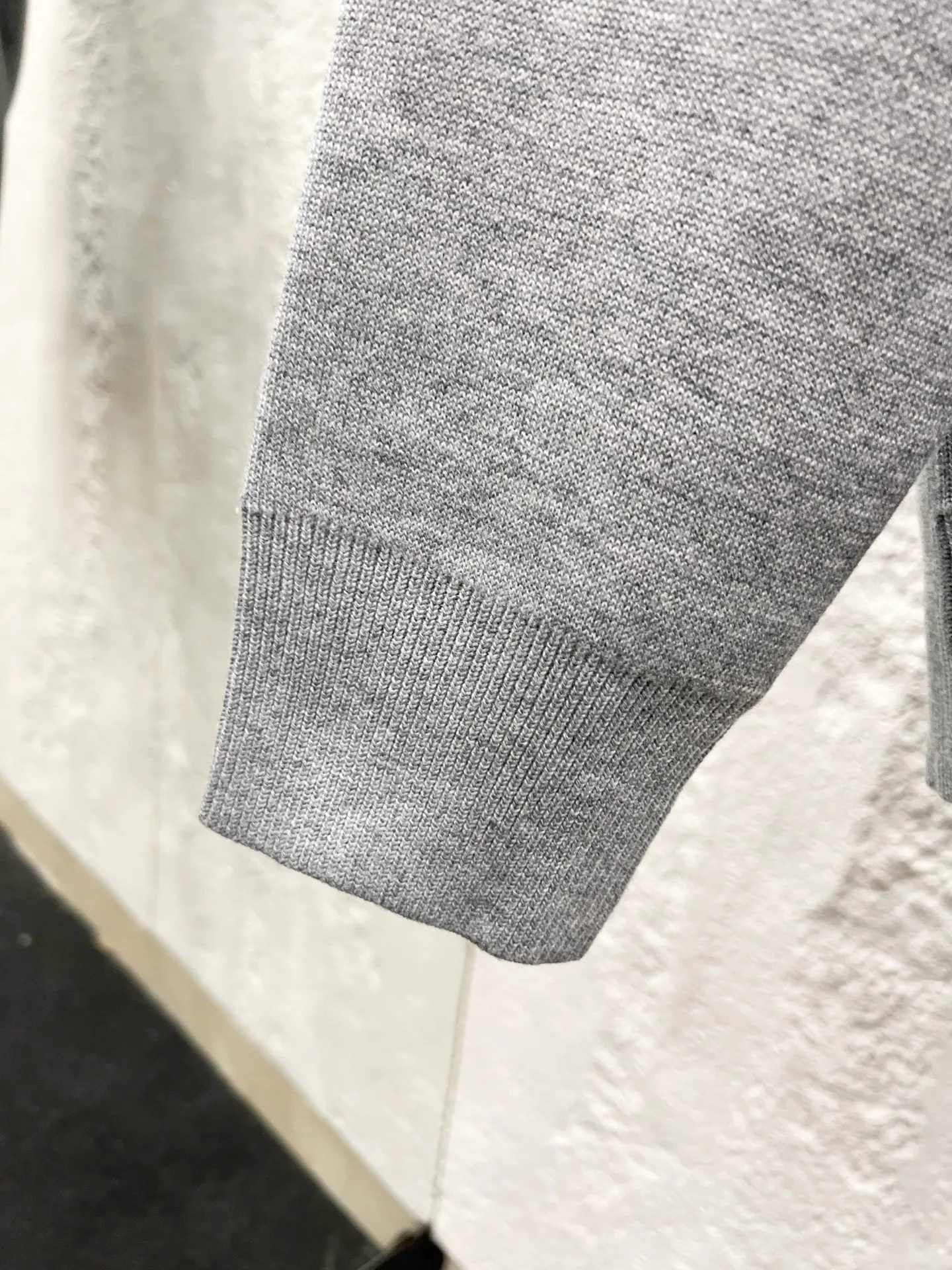 🅿️510 Style number: T59 Dior & Dior top version DIOR double-sided knitted cashmere jacquard knitted cardigan jacket. Same style for men and women. Light luxury. A must-have item for men and women for daily commuting. Correct version. Uses 60% wool content yarn➕cashmere yarn➕acrylic yarn➕spandex yarn. Uses double-sided jacquard craftsmanship imported from Germany Lycra. Spacing between stripe letter logo positions. The fabric effect is completely restored. The original washed tag➕logo packaging bag. Color #Navy Gray SIZE #1/2/3 Reference # Length: 68-70-72 Bust: 118-122-126 Recommended weight: 1 code 90-135 2 codes 130-150 3 codes 150-180