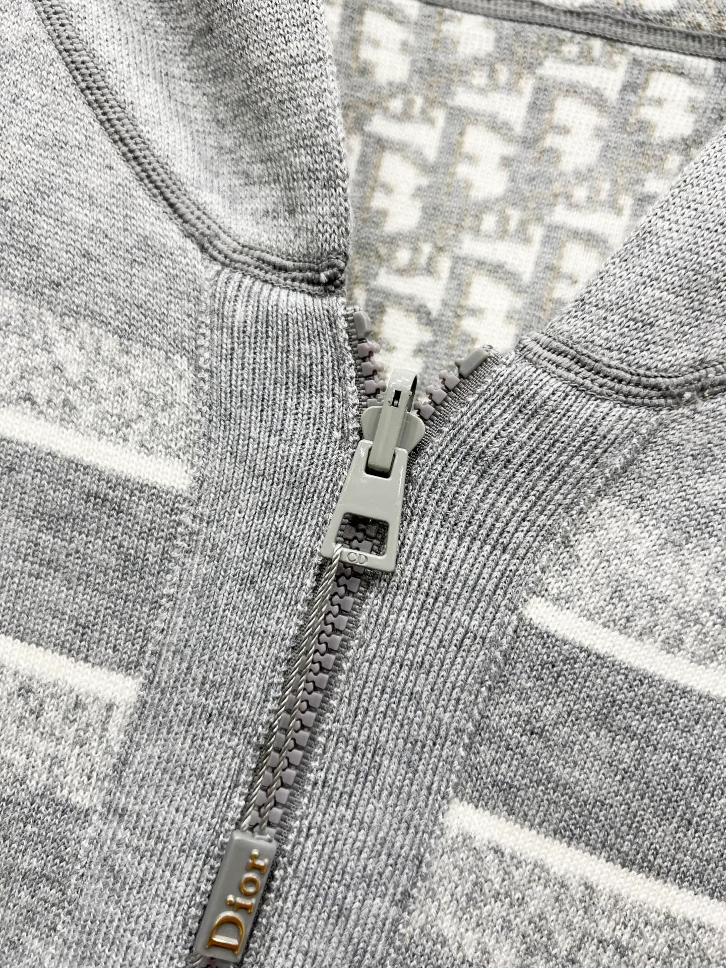 🅿️510 Style number: T59 Dior & Dior top version DIOR double-sided knitted cashmere jacquard knitted cardigan jacket. Same style for men and women. Light luxury. A must-have item for men and women for daily commuting. Correct version. Uses 60% wool content yarn➕cashmere yarn➕acrylic yarn➕spandex yarn. Uses double-sided jacquard craftsmanship imported from Germany Lycra. Spacing between stripe letter logo positions. The fabric effect is completely restored. The original washed tag➕logo packaging bag. Color #Navy Gray SIZE #1/2/3 Reference # Length: 68-70-72 Bust: 118-122-126 Recommended weight: 1 code 90-135 2 codes 130-150 3 codes 150-180