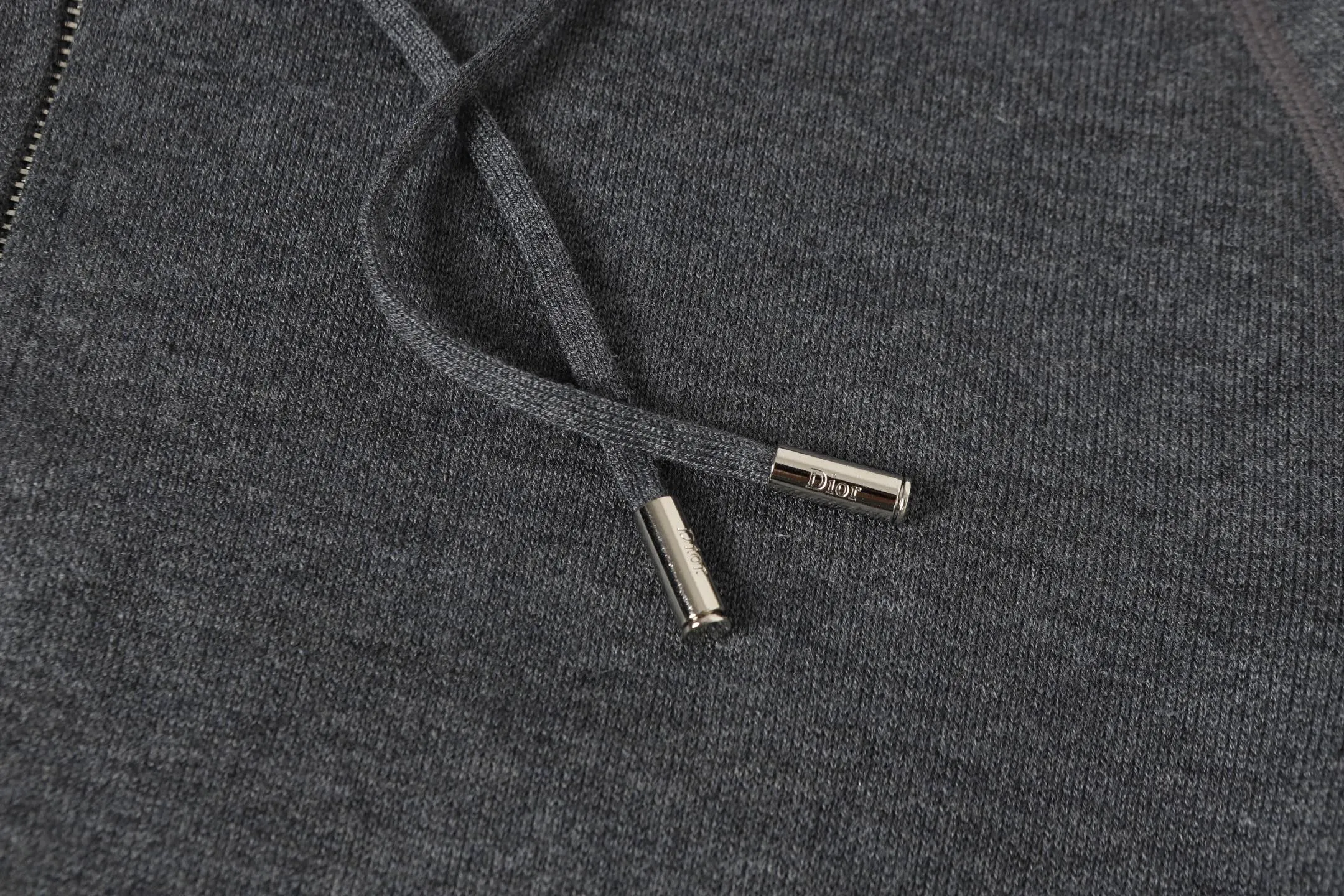 🅿️630 DIOR/Dior double-sided jacquard cashmere knitted hood. The original version was purchased for 22,337 and developed. The fabric is made of cashmere blended knitted fabric, which is soft and comfortable. It features a zip closure at the front and subtle ribbed trimming at the cuffs and hem. Reversible, the unlined cut ensures a lightweight fit and the slim fit creates an elegant silhouette. The entire piece has exquisite craftsmanship, double-sided knitting technology enables reversible wear, and ribbed edges enhance the three-dimensional effect. Dry cleaning and maintenance are recommended to maintain the delicate texture of cashmere fabrics. This piece is both casual and fashionable, and can be easily matched with all kinds of clothing, showing the brand's exquisite craftsmanship and classic aesthetics. Color: Gray Size: S M L