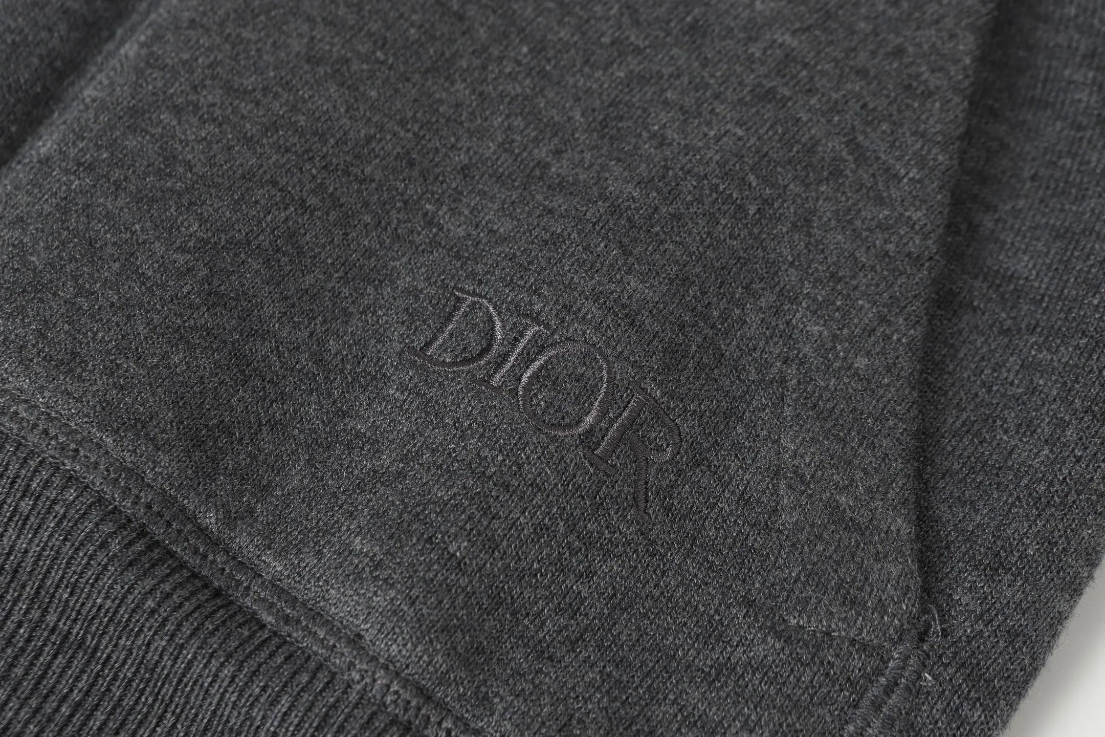 🅿️630 DIOR/Dior double-sided jacquard cashmere knitted hood. The original version was purchased for 22,337 and developed. The fabric is made of cashmere blended knitted fabric, which is soft and comfortable. It features a zip closure at the front and subtle ribbed trimming at the cuffs and hem. Reversible, the unlined cut ensures a lightweight fit and the slim fit creates an elegant silhouette. The entire piece has exquisite craftsmanship, double-sided knitting technology enables reversible wear, and ribbed edges enhance the three-dimensional effect. Dry cleaning and maintenance are recommended to maintain the delicate texture of cashmere fabrics. This piece is both casual and fashionable, and can be easily matched with all kinds of clothing, showing the brand's exquisite craftsmanship and classic aesthetics. Color: Gray Size: S M L