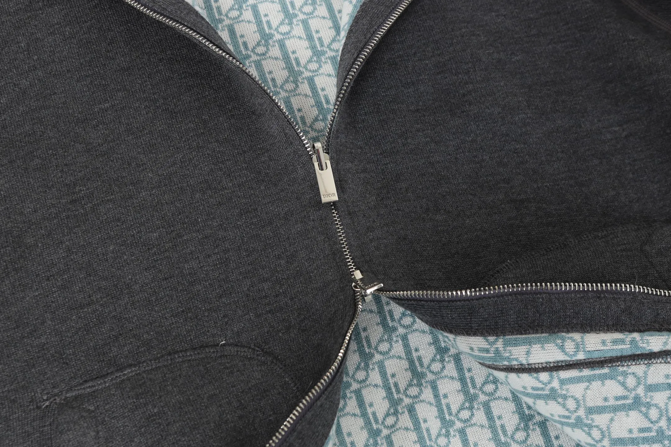 🅿️630 DIOR/Dior double-sided jacquard cashmere knitted hood. The original version was purchased for 22,337 and developed. The fabric is made of cashmere blended knitted fabric, which is soft and comfortable. It features a zip closure at the front and subtle ribbed trimming at the cuffs and hem. Reversible, the unlined cut ensures a lightweight fit and the slim fit creates an elegant silhouette. The entire piece has exquisite craftsmanship, double-sided knitting technology enables reversible wear, and ribbed edges enhance the three-dimensional effect. Dry cleaning and maintenance are recommended to maintain the delicate texture of cashmere fabrics. This piece is both casual and fashionable, and can be easily matched with all kinds of clothing, showing the brand's exquisite craftsmanship and classic aesthetics. Color: Gray Size: S M L