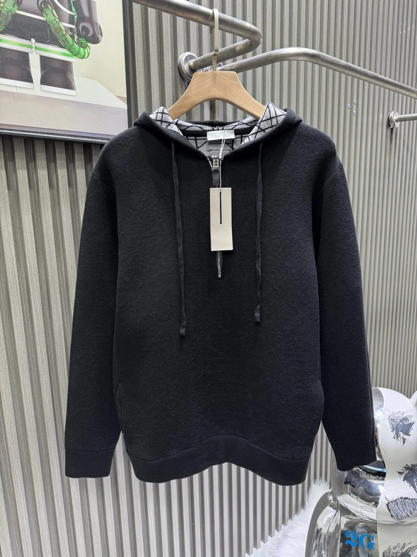 🅿️610 🀄️ DIOR D*O25 new autumn and winter Dior all-print collar zipper hooded knitted sweatshirt. The fabric is made of 48-count imported cashmere + combed long-staple cotton blended yarn. Composition is 10% cashmere, 90% cotton. Rib exclusive custom-woven and custom-dyed cashmere and cotton blended fabric. The overall feel and quality of the large product is the same as the original version. The two color combinations were developed for more than 5 months. The inner surface of the knitted fabric Custom-made version with the same size and full-print logo pattern. No less than 10 versions of details are modified. Craftsmanship refuses to be fake at first glance. Embroidery technology - Embroidery machine: Use the "Behringer" multi-head embroidery machine imported from Japan for embroidery. The embroidery is more meticulous and more beautiful. Embroidery sewing thread: Exclusive order of imported "Coats" thread. Internationally renowned brand. The world's leading sewing thread manufacturer (the embroidery sewing thread used in this model is dozens of times more expensive than ordinary domestic embroidery thread) Ordinary embroidery thread costs 6RMB per grain, while the British "Coats" Coats thread costs up to 90RMB per grain.) 100% restoration of the z-embroidery process. Imported Behringer multi-head embroidery machine is used to scan 1:1 of the original version to develop an embroidery pattern of the same size. The bulk letter logo, embroidery shape and local details are up to 99% coincident with the original version. Workmanship details - the entire hat, shoulders, cuffs, pockets, hems and other locations. According to the original version, the "three needles and five threads" turning process is adopted. This method is not only exquisite and beautiful, but also more wear-resistant and stronger. It requires a specific machine for sewing. It takes a long time to sew and the cost is higher than other sewing processes. The second step is cumbersome. It requires a "flat turning" process first, and then combines the "three needles and five threads" turning process. The workmanship is complex. The entire process and method are exactly the same as the original version. Open the mold to customize the hardware accessories and other accessories - exclusive 1:1 mold opening to customize the corns. The hat cord and zipper are expensive. The logo font is electroplated with bright gun color and the logo font is carefully engraved with the original material. The color and shape are the same as the original. The hat cord is woven and dyed with the same thickness and texture. Two color combinations. Development time is 1 month. The collar label accessories are customized at a ratio of 1:1 and the material size is the same.