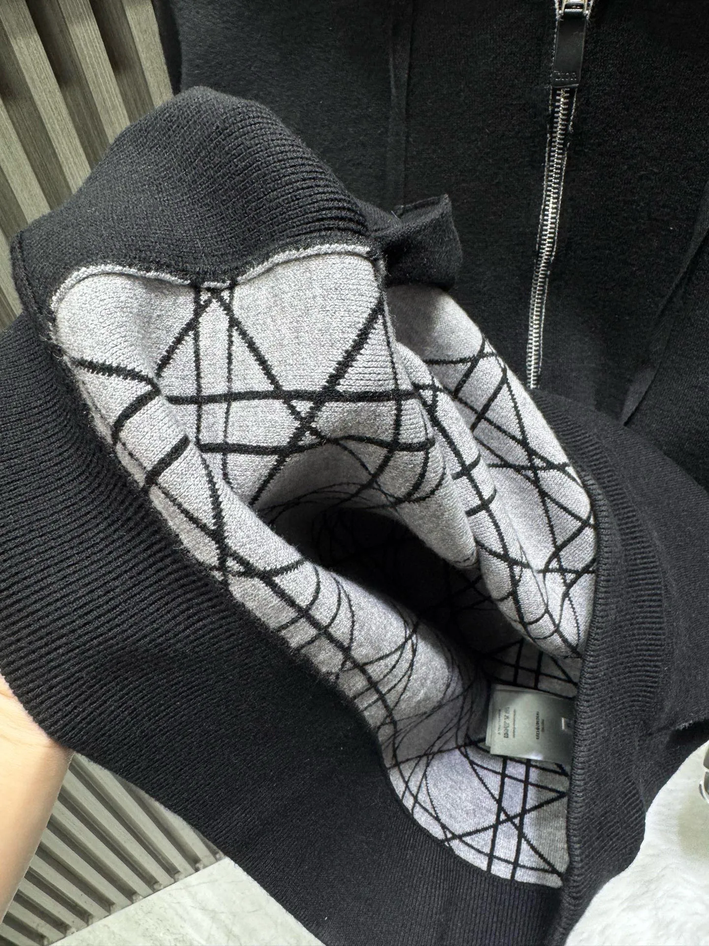 🅿️610 🀄️ DIOR D*O25 new autumn and winter Dior all-print collar zipper hooded knitted sweatshirt. The fabric is made of 48-count imported cashmere + combed long-staple cotton blended yarn. Composition is 10% cashmere, 90% cotton. Rib exclusive custom-woven and custom-dyed cashmere and cotton blended fabric. The overall feel and quality of the large product is the same as the original version. The two color combinations were developed for more than 5 months. The inner surface of the knitted fabric Custom-made version with the same size and full-print logo pattern. No less than 10 versions of details are modified. Craftsmanship refuses to be fake at first glance. Embroidery technology - Embroidery machine: Use the "Behringer" multi-head embroidery machine imported from Japan for embroidery. The embroidery is more meticulous and more beautiful. Embroidery sewing thread: Exclusive order of imported "Coats" thread. Internationally renowned brand. The world's leading sewing thread manufacturer (the embroidery sewing thread used in this model is dozens of times more expensive than ordinary domestic embroidery thread) Ordinary embroidery thread costs 6RMB per grain, while the British "Coats" Coats thread costs up to 90RMB per grain.) 100% restoration of the z-embroidery process. Imported Behringer multi-head embroidery machine is used to scan 1:1 of the original version to develop an embroidery pattern of the same size. The bulk letter logo, embroidery shape and local details are up to 99% coincident with the original version. Workmanship details - the entire hat, shoulders, cuffs, pockets, hems and other locations. According to the original version, the "three needles and five threads" turning process is adopted. This method is not only exquisite and beautiful, but also more wear-resistant and stronger. It requires a specific machine for sewing. It takes a long time to sew and the cost is higher than other sewing processes. The second step is cumbersome. It requires a "flat turning" process first, and then combines the "three needles and five threads" turning process. The workmanship is complex. The entire process and method are exactly the same as the original version. Open the mold to customize the hardware accessories and other accessories - exclusive 1:1 mold opening to customize the corns. The hat cord and zipper are expensive. The logo font is electroplated with bright gun color and the logo font is carefully engraved with the original material. The color and shape are the same as the original. The hat cord is woven and dyed with the same thickness and texture. Two color combinations. Development time is 1 month. The collar label accessories are customized at a ratio of 1:1 and the material size is the same.