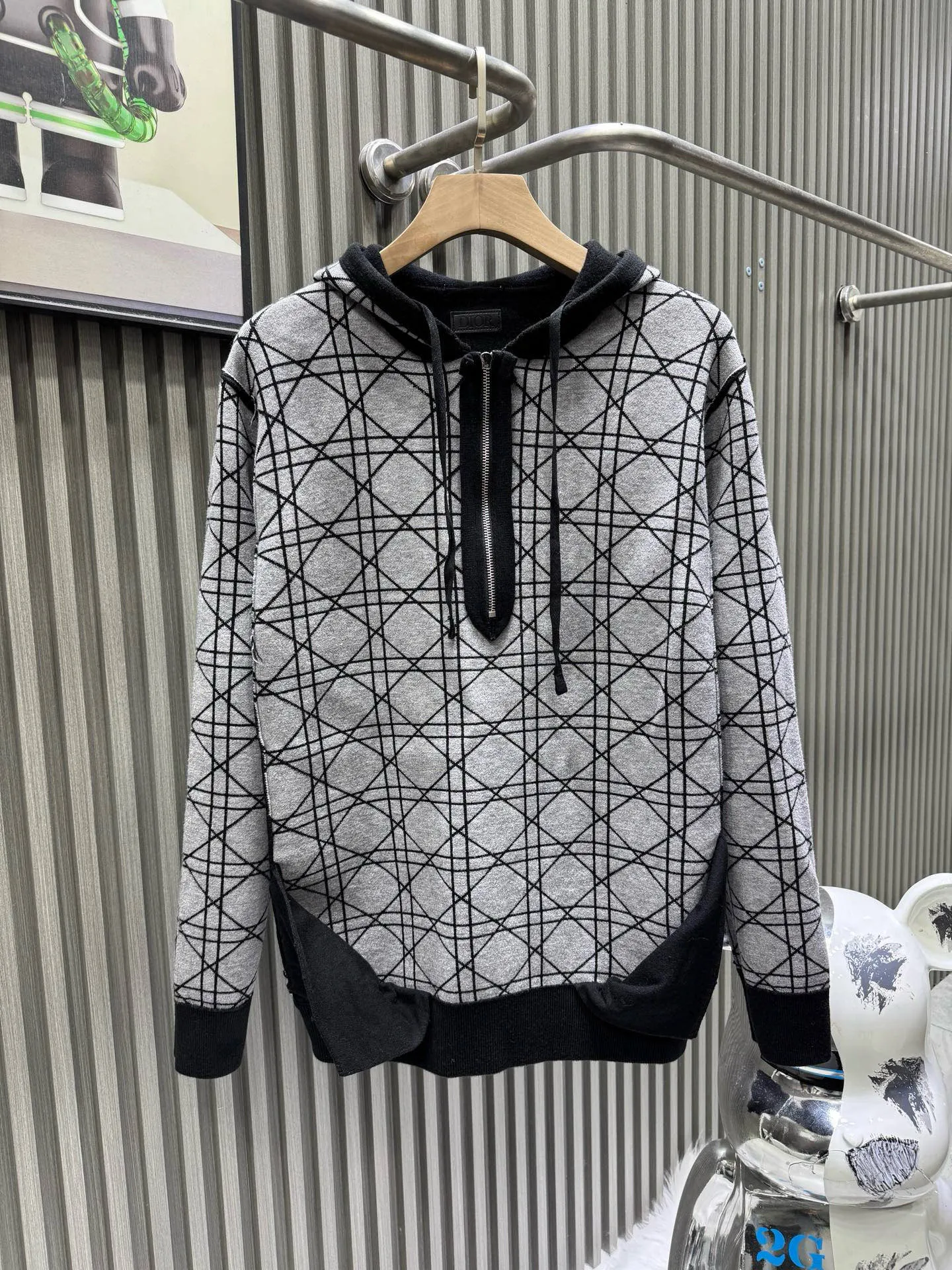 🅿️610 🀄️ DIOR D*O25 new autumn and winter Dior all-print collar zipper hooded knitted sweatshirt. The fabric is made of 48-count imported cashmere + combed long-staple cotton blended yarn. Composition is 10% cashmere, 90% cotton. Rib exclusive custom-woven and custom-dyed cashmere and cotton blended fabric. The overall feel and quality of the large product is the same as the original version. The two color combinations were developed for more than 5 months. The inner surface of the knitted fabric Custom-made version with the same size and full-print logo pattern. No less than 10 versions of details are modified. Craftsmanship refuses to be fake at first glance. Embroidery technology - Embroidery machine: Use the "Behringer" multi-head embroidery machine imported from Japan for embroidery. The embroidery is more meticulous and more beautiful. Embroidery sewing thread: Exclusive order of imported "Coats" thread. Internationally renowned brand. The world's leading sewing thread manufacturer (the embroidery sewing thread used in this model is dozens of times more expensive than ordinary domestic embroidery thread) Ordinary embroidery thread costs 6RMB per grain, while the British "Coats" Coats thread costs up to 90RMB per grain.) 100% restoration of the z-embroidery process. Imported Behringer multi-head embroidery machine is used to scan 1:1 of the original version to develop an embroidery pattern of the same size. The bulk letter logo, embroidery shape and local details are up to 99% coincident with the original version. Workmanship details - the entire hat, shoulders, cuffs, pockets, hems and other locations. According to the original version, the "three needles and five threads" turning process is adopted. This method is not only exquisite and beautiful, but also more wear-resistant and stronger. It requires a specific machine for sewing. It takes a long time to sew and the cost is higher than other sewing processes. The second step is cumbersome. It requires a "flat turning" process first, and then combines the "three needles and five threads" turning process. The workmanship is complex. The entire process and method are exactly the same as the original version. Open the mold to customize the hardware accessories and other accessories - exclusive 1:1 mold opening to customize the corns. The hat cord and zipper are expensive. The logo font is electroplated with bright gun color and the logo font is carefully engraved with the original material. The color and shape are the same as the original. The hat cord is woven and dyed with the same thickness and texture. Two color combinations. Development time is 1 month. The collar label accessories are customized at a ratio of 1:1 and the material size is the same.
