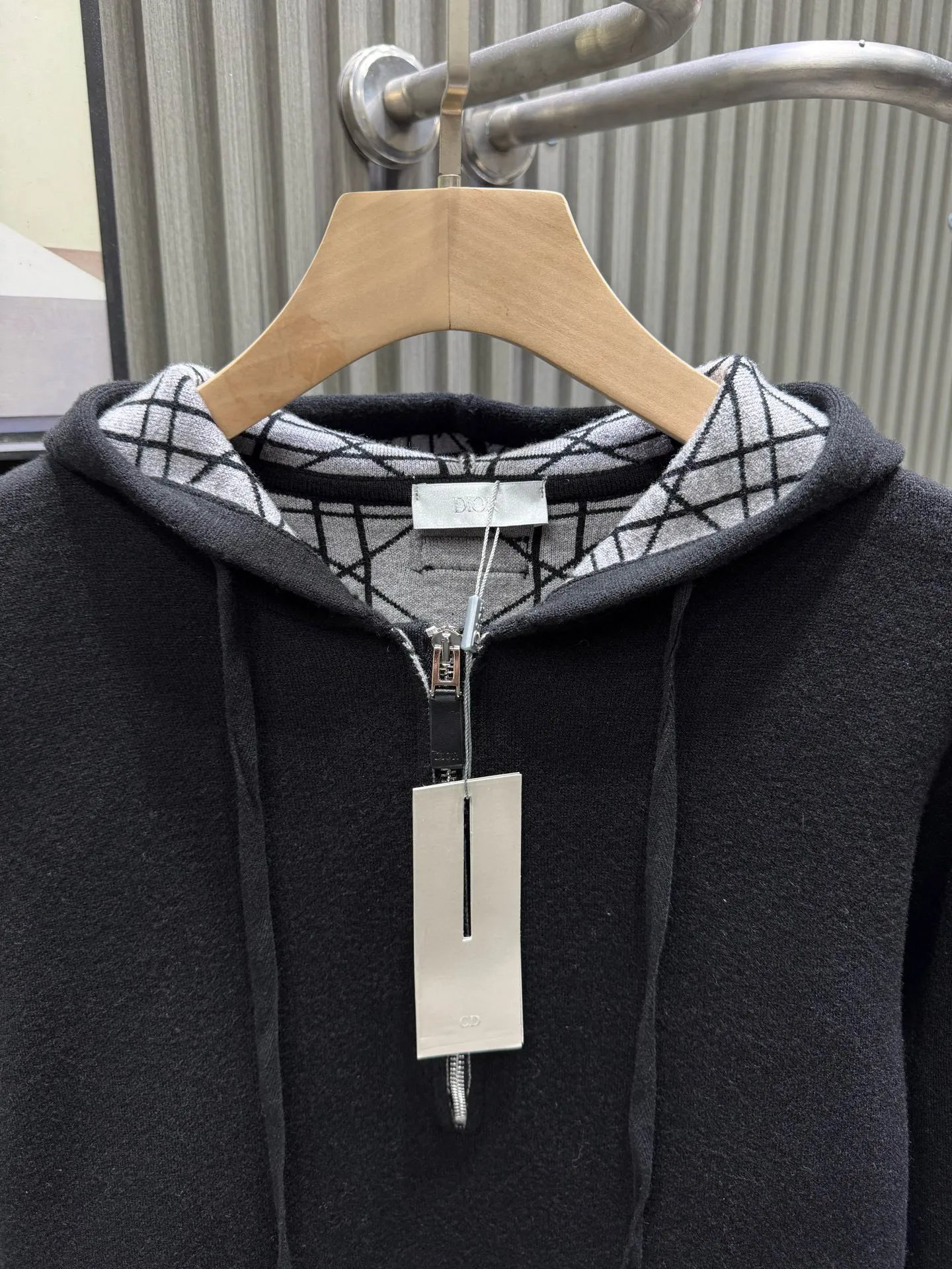 🅿️610 🀄️ DIOR D*O25 new autumn and winter Dior all-print collar zipper hooded knitted sweatshirt. The fabric is made of 48-count imported cashmere + combed long-staple cotton blended yarn. Composition is 10% cashmere, 90% cotton. Rib exclusive custom-woven and custom-dyed cashmere and cotton blended fabric. The overall feel and quality of the large product is the same as the original version. The two color combinations were developed for more than 5 months. The inner surface of the knitted fabric Custom-made version with the same size and full-print logo pattern. No less than 10 versions of details are modified. Craftsmanship refuses to be fake at first glance. Embroidery technology - Embroidery machine: Use the "Behringer" multi-head embroidery machine imported from Japan for embroidery. The embroidery is more meticulous and more beautiful. Embroidery sewing thread: Exclusive order of imported "Coats" thread. Internationally renowned brand. The world's leading sewing thread manufacturer (the embroidery sewing thread used in this model is dozens of times more expensive than ordinary domestic embroidery thread) Ordinary embroidery thread costs 6RMB per grain, while the British "Coats" Coats thread costs up to 90RMB per grain.) 100% restoration of the z-embroidery process. Imported Behringer multi-head embroidery machine is used to scan 1:1 of the original version to develop an embroidery pattern of the same size. The bulk letter logo, embroidery shape and local details are up to 99% coincident with the original version. Workmanship details - the entire hat, shoulders, cuffs, pockets, hems and other locations. According to the original version, the "three needles and five threads" turning process is adopted. This method is not only exquisite and beautiful, but also more wear-resistant and stronger. It requires a specific machine for sewing. It takes a long time to sew and the cost is higher than other sewing processes. The second step is cumbersome. It requires a "flat turning" process first, and then combines the "three needles and five threads" turning process. The workmanship is complex. The entire process and method are exactly the same as the original version. Open the mold to customize the hardware accessories and other accessories - exclusive 1:1 mold opening to customize the corns. The hat cord and zipper are expensive. The logo font is electroplated with bright gun color and the logo font is carefully engraved with the original material. The color and shape are the same as the original. The hat cord is woven and dyed with the same thickness and texture. Two color combinations. Development time is 1 month. The collar label accessories are customized at a ratio of 1:1 and the material size is the same.
