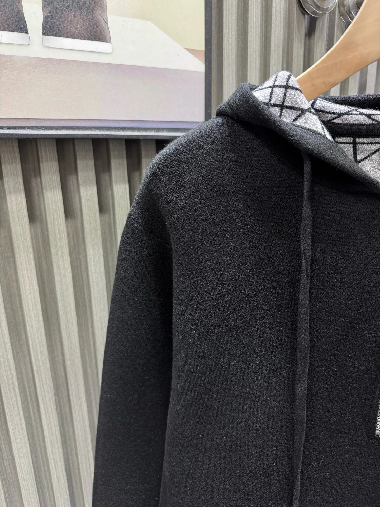 🅿️610 🀄️ DIOR D*O25 new autumn and winter Dior all-print collar zipper hooded knitted sweatshirt. The fabric is made of 48-count imported cashmere + combed long-staple cotton blended yarn. Composition is 10% cashmere, 90% cotton. Rib exclusive custom-woven and custom-dyed cashmere and cotton blended fabric. The overall feel and quality of the large product is the same as the original version. The two color combinations were developed for more than 5 months. The inner surface of the knitted fabric Custom-made version with the same size and full-print logo pattern. No less than 10 versions of details are modified. Craftsmanship refuses to be fake at first glance. Embroidery technology - Embroidery machine: Use the "Behringer" multi-head embroidery machine imported from Japan for embroidery. The embroidery is more meticulous and more beautiful. Embroidery sewing thread: Exclusive order of imported "Coats" thread. Internationally renowned brand. The world's leading sewing thread manufacturer (the embroidery sewing thread used in this model is dozens of times more expensive than ordinary domestic embroidery thread) Ordinary embroidery thread costs 6RMB per grain, while the British "Coats" Coats thread costs up to 90RMB per grain.) 100% restoration of the z-embroidery process. Imported Behringer multi-head embroidery machine is used to scan 1:1 of the original version to develop an embroidery pattern of the same size. The bulk letter logo, embroidery shape and local details are up to 99% coincident with the original version. Workmanship details - the entire hat, shoulders, cuffs, pockets, hems and other locations. According to the original version, the "three needles and five threads" turning process is adopted. This method is not only exquisite and beautiful, but also more wear-resistant and stronger. It requires a specific machine for sewing. It takes a long time to sew and the cost is higher than other sewing processes. The second step is cumbersome. It requires a "flat turning" process first, and then combines the "three needles and five threads" turning process. The workmanship is complex. The entire process and method are exactly the same as the original version. Open the mold to customize the hardware accessories and other accessories - exclusive 1:1 mold opening to customize the corns. The hat cord and zipper are expensive. The logo font is electroplated with bright gun color and the logo font is carefully engraved with the original material. The color and shape are the same as the original. The hat cord is woven and dyed with the same thickness and texture. Two color combinations. Development time is 1 month. The collar label accessories are customized at a ratio of 1:1 and the material size is the same.