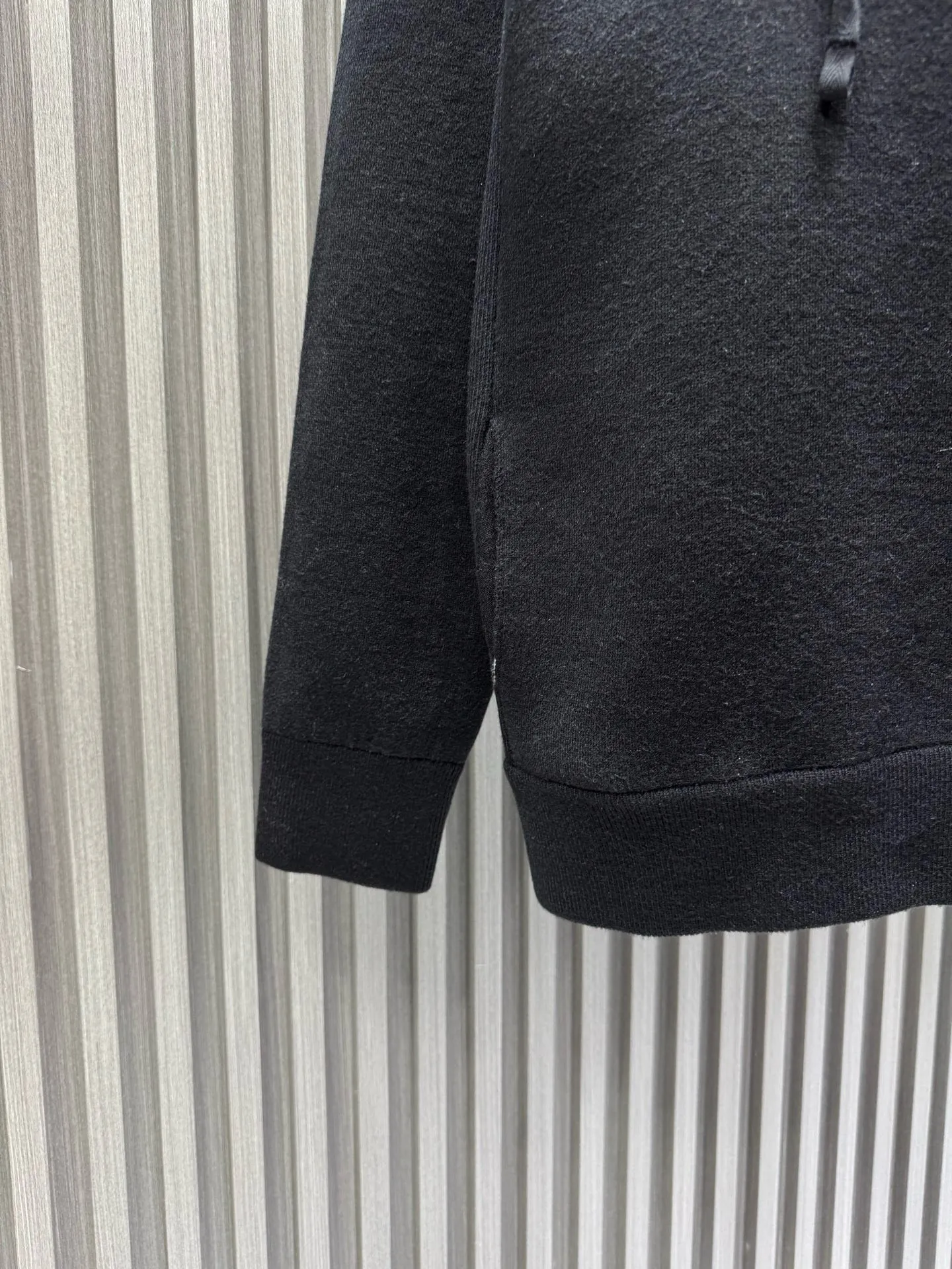 🅿️610 🀄️ DIOR D*O25 new autumn and winter Dior all-print collar zipper hooded knitted sweatshirt. The fabric is made of 48-count imported cashmere + combed long-staple cotton blended yarn. Composition is 10% cashmere, 90% cotton. Rib exclusive custom-woven and custom-dyed cashmere and cotton blended fabric. The overall feel and quality of the large product is the same as the original version. The two color combinations were developed for more than 5 months. The inner surface of the knitted fabric Custom-made version with the same size and full-print logo pattern. No less than 10 versions of details are modified. Craftsmanship refuses to be fake at first glance. Embroidery technology - Embroidery machine: Use the "Behringer" multi-head embroidery machine imported from Japan for embroidery. The embroidery is more meticulous and more beautiful. Embroidery sewing thread: Exclusive order of imported "Coats" thread. Internationally renowned brand. The world's leading sewing thread manufacturer (the embroidery sewing thread used in this model is dozens of times more expensive than ordinary domestic embroidery thread) Ordinary embroidery thread costs 6RMB per grain, while the British "Coats" Coats thread costs up to 90RMB per grain.) 100% restoration of the z-embroidery process. Imported Behringer multi-head embroidery machine is used to scan 1:1 of the original version to develop an embroidery pattern of the same size. The bulk letter logo, embroidery shape and local details are up to 99% coincident with the original version. Workmanship details - the entire hat, shoulders, cuffs, pockets, hems and other locations. According to the original version, the "three needles and five threads" turning process is adopted. This method is not only exquisite and beautiful, but also more wear-resistant and stronger. It requires a specific machine for sewing. It takes a long time to sew and the cost is higher than other sewing processes. The second step is cumbersome. It requires a "flat turning" process first, and then combines the "three needles and five threads" turning process. The workmanship is complex. The entire process and method are exactly the same as the original version. Open the mold to customize the hardware accessories and other accessories - exclusive 1:1 mold opening to customize the corns. The hat cord and zipper are expensive. The logo font is electroplated with bright gun color and the logo font is carefully engraved with the original material. The color and shape are the same as the original. The hat cord is woven and dyed with the same thickness and texture. Two color combinations. Development time is 1 month. The collar label accessories are customized at a ratio of 1:1 and the material size is the same.