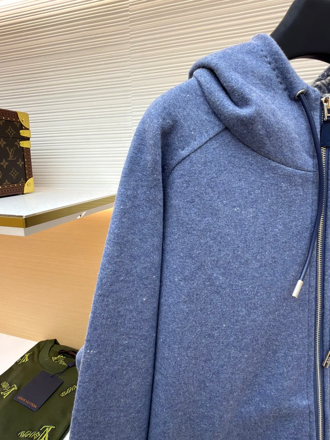 Dior presbyopic wool cashmere hooded turtleneck cardigan jacket ●Original version: Purchased and developed for 54000 ●Item number: 1680897-D15 ●Fabric: wool cashmere fabric ●Technology: jacquard texture production ●Version: fitted version ●Weight: about 1100 grams ●Size: S-M-L-XL ●Description: The fabric is made of cashmere fabric, containing 50% wool and pure cotton, with original hemming inside, jacquard letters, integrated design. One side has a solid color logo, and the spliced side has a classic presbyopia. It can be worn on both sides to change the style at any time. Customized imported velvet imported machine weaving, the material is conscientious and full of high-end texture. It is comfortable to wear and skin-friendly. It is made by a large factory and has perfect details and texture. The fabric is made of imported cashmere yarn. New product for early autumn! Hot style return! New version of dropped shoulder design High-grade navy blue presbyopic logo zipper cashmere jacket. Reversible. The letter jacquard texture on the back is luxurious and handsome. The hooded design is fashionable and advanced. The classic version does not make people look slimmer. Highly recommended! The overall wiring is straight and delicate, the fabric is comfortable and soft, and the color is consistent without color difference. It can be matched with the same style to create a fashionable look and control various occasions. Customized accessories, complete with three standards, same style for men and women!