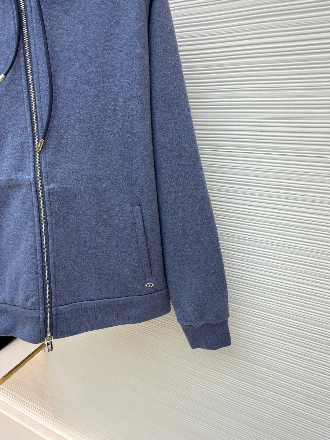 Dior presbyopic wool cashmere hooded turtleneck cardigan jacket ●Original version: Purchased and developed for 54000 ●Item number: 1680897-D15 ●Fabric: wool cashmere fabric ●Technology: jacquard texture production ●Version: fitted version ●Weight: about 1100 grams ●Size: S-M-L-XL ●Description: The fabric is made of cashmere fabric, containing 50% wool and pure cotton, with original hemming inside, jacquard letters, integrated design. One side has a solid color logo, and the spliced side has a classic presbyopia. It can be worn on both sides to change the style at any time. Customized imported velvet imported machine weaving, the material is conscientious and full of high-end texture. It is comfortable to wear and skin-friendly. It is made by a large factory and has perfect details and texture. The fabric is made of imported cashmere yarn. New product for early autumn! Hot style return! New version of dropped shoulder design High-grade navy blue presbyopic logo zipper cashmere jacket. Reversible. The letter jacquard texture on the back is luxurious and handsome. The hooded design is fashionable and advanced. The classic version does not make people look slimmer. Highly recommended! The overall wiring is straight and delicate, the fabric is comfortable and soft, and the color is consistent without color difference. It can be matched with the same style to create a fashionable look and control various occasions. Customized accessories, complete with three standards, same style for men and women!