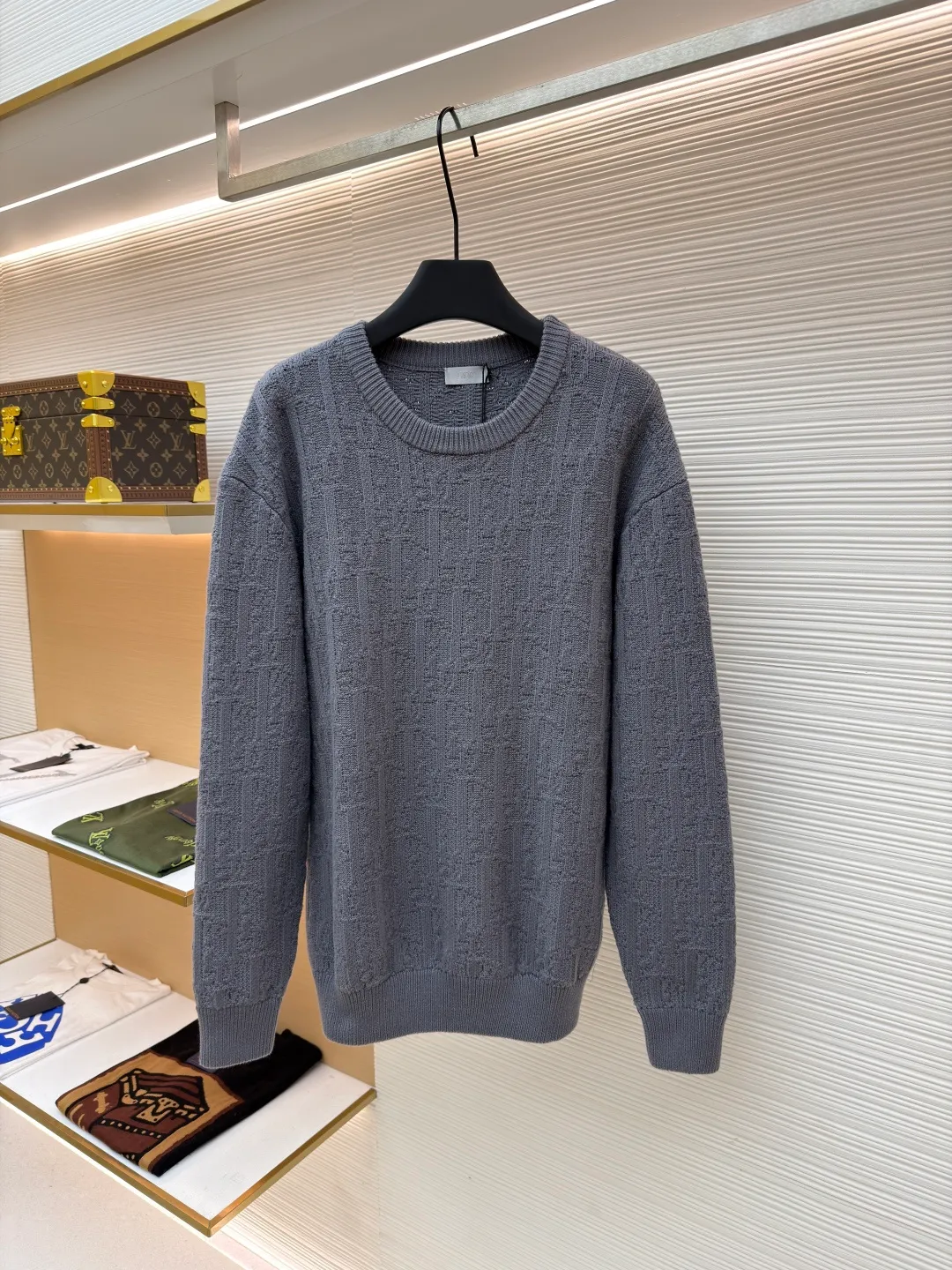Dior dark pattern crew neck sweater ●Original version: 18,000 purchased and developed ●Item number: 1681043-B40 ●Fabric: high elastic blended yarn fabric ●Technology: jacquard production ●Version: fitted version ●Weight: about 740 grams ●Size: XS-S-M-L ●Description: The letter pattern above is counted by hand according to the stitch-by-stitch details of the original version. It is knitted using an [Imported German 7-needle machine]. Each piece of clothing is knitted [taking 270 minutes]. Finally, the keyhole cuff is sewn using [purely hand-made stitching]. The production cycle for a large batch of goods requires at least 20 days. The overall wiring is straight and delicate, the fabric is comfortable and soft, and the color is consistent without color difference. It can be matched with the same style to create a fashionable look and control various occasions. Customized accessories, complete with three standards, same style for men and women!