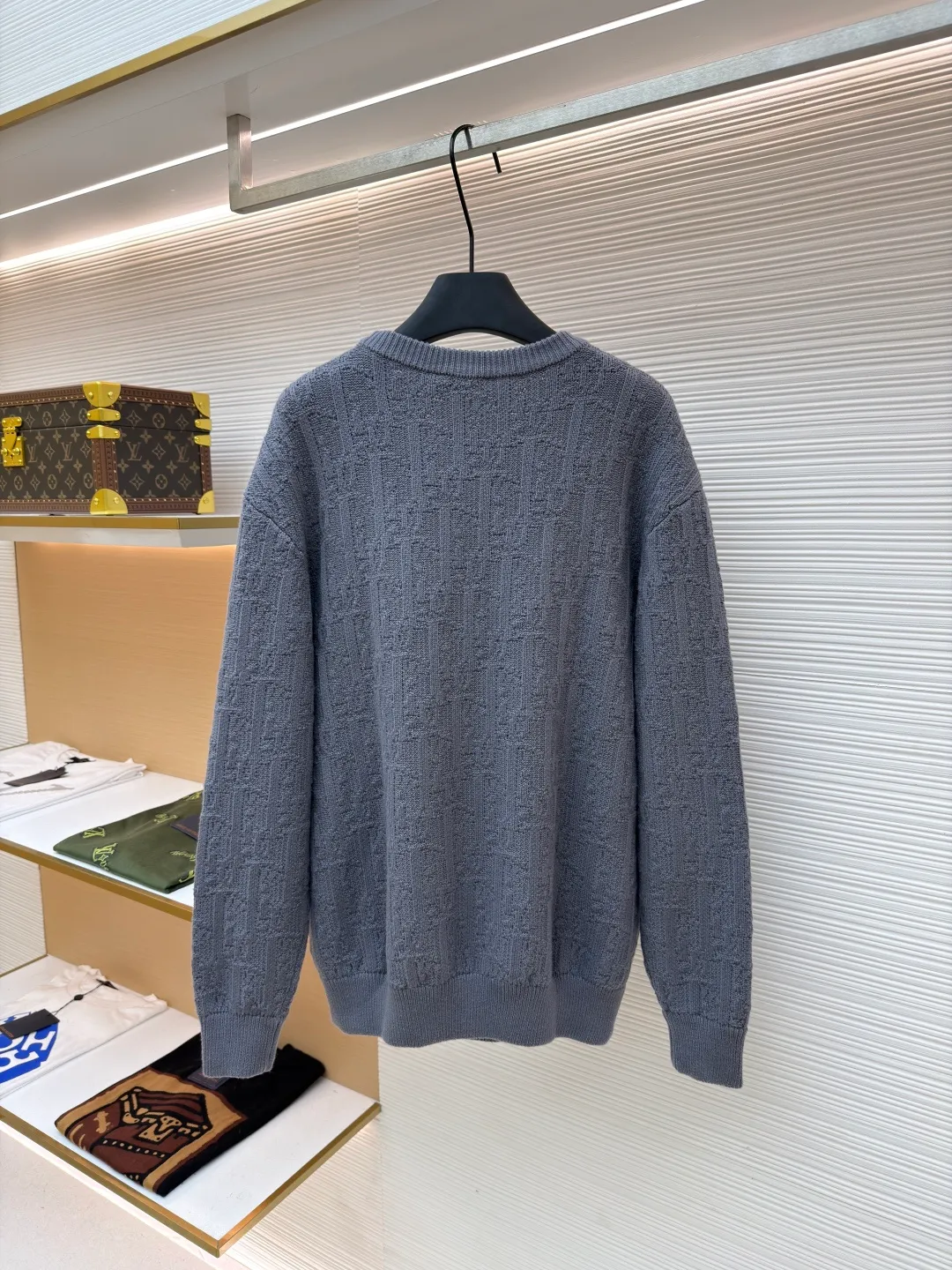 Dior dark pattern crew neck sweater ●Original version: 18,000 purchased and developed ●Item number: 1681043-B40 ●Fabric: high elastic blended yarn fabric ●Technology: jacquard production ●Version: fitted version ●Weight: about 740 grams ●Size: XS-S-M-L ●Description: The letter pattern above is counted by hand according to the stitch-by-stitch details of the original version. It is knitted using an [Imported German 7-needle machine]. Each piece of clothing is knitted [taking 270 minutes]. Finally, the keyhole cuff is sewn using [purely hand-made stitching]. The production cycle for a large batch of goods requires at least 20 days. The overall wiring is straight and delicate, the fabric is comfortable and soft, and the color is consistent without color difference. It can be matched with the same style to create a fashionable look and control various occasions. Customized accessories, complete with three standards, same style for men and women!