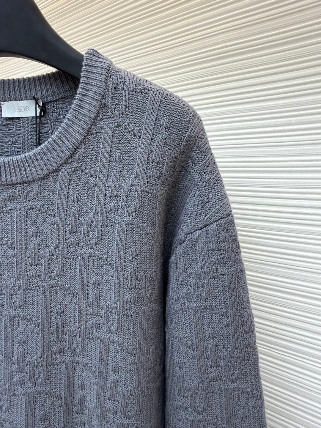 Dior dark pattern crew neck sweater ●Original version: 18,000 purchased and developed ●Item number: 1681043-B40 ●Fabric: high elastic blended yarn fabric ●Technology: jacquard production ●Version: fitted version ●Weight: about 740 grams ●Size: XS-S-M-L ●Description: The letter pattern above is counted by hand according to the stitch-by-stitch details of the original version. It is knitted using an [Imported German 7-needle machine]. Each piece of clothing is knitted [taking 270 minutes]. Finally, the keyhole cuff is sewn using [purely hand-made stitching]. The production cycle for a large batch of goods requires at least 20 days. The overall wiring is straight and delicate, the fabric is comfortable and soft, and the color is consistent without color difference. It can be matched with the same style to create a fashionable look and control various occasions. Customized accessories, complete with three standards, same style for men and women!