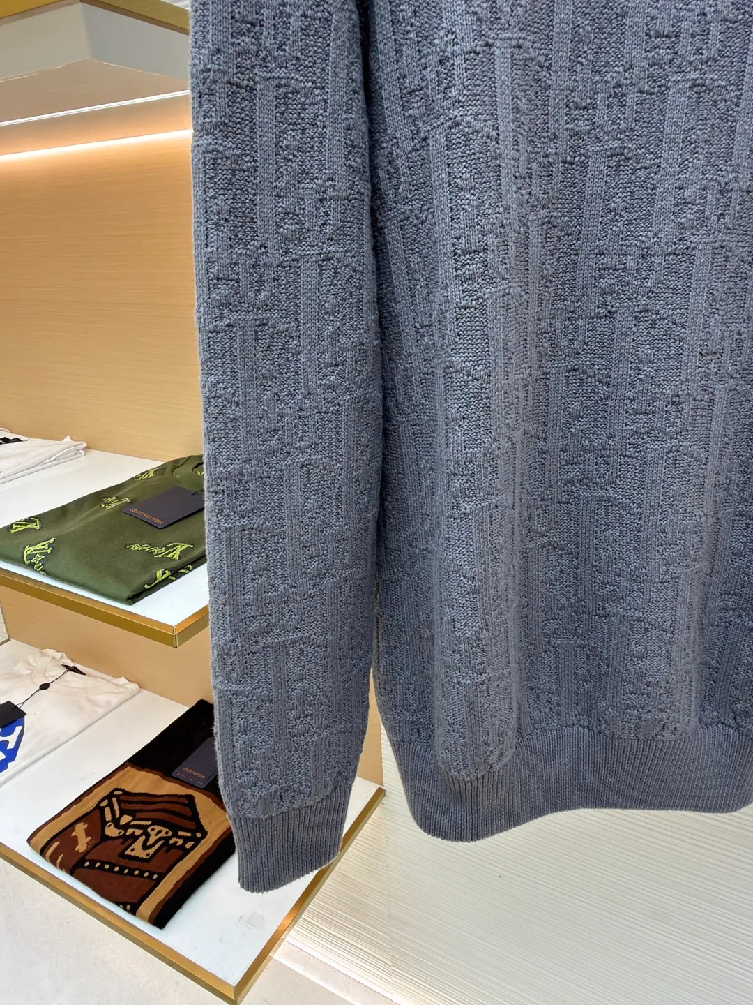 Dior dark pattern crew neck sweater ●Original version: 18,000 purchased and developed ●Item number: 1681043-B40 ●Fabric: high elastic blended yarn fabric ●Technology: jacquard production ●Version: fitted version ●Weight: about 740 grams ●Size: XS-S-M-L ●Description: The letter pattern above is counted by hand according to the stitch-by-stitch details of the original version. It is knitted using an [Imported German 7-needle machine]. Each piece of clothing is knitted [taking 270 minutes]. Finally, the keyhole cuff is sewn using [purely hand-made stitching]. The production cycle for a large batch of goods requires at least 20 days. The overall wiring is straight and delicate, the fabric is comfortable and soft, and the color is consistent without color difference. It can be matched with the same style to create a fashionable look and control various occasions. Customized accessories, complete with three standards, same style for men and women!