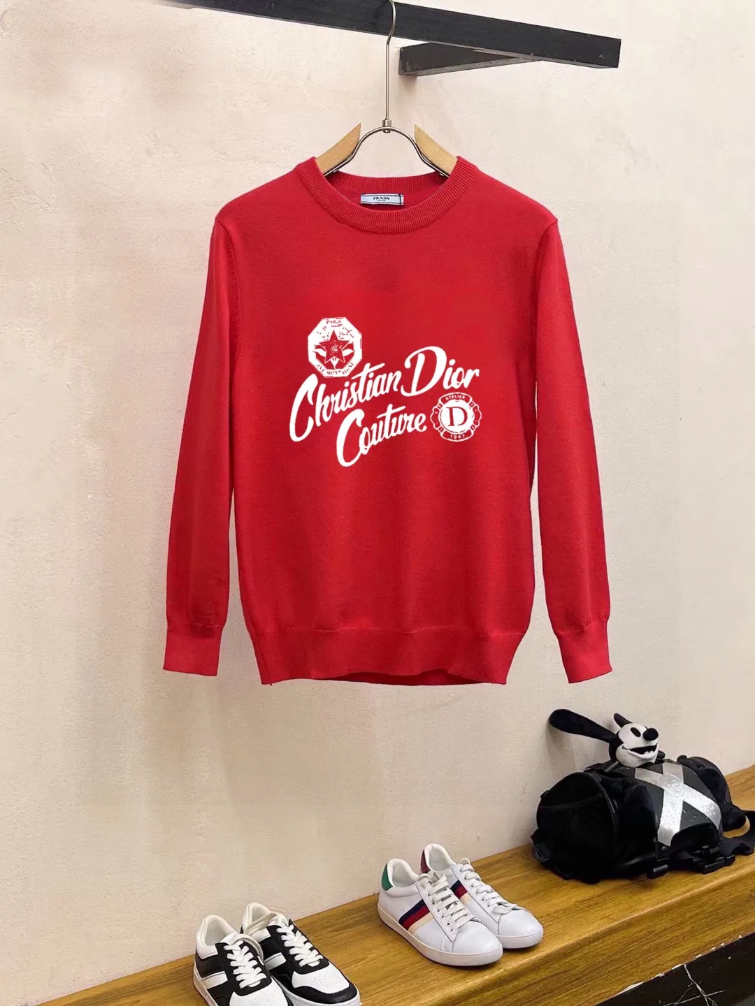🅿️240 【DIOR】Autumn and winter classic round neck pullover sweater, in full condition! ! ! Wool blended fabric, the latest model in 2025, golden ratio! ! Slim-fitting soft gold, versatile and practical item, the combination and practicality are extremely powerful, simple and elegant, and classy! To create your own style, it is highly recommended to buy it in two colors. The standard slim fit tailoring process is suitable for both young and old men. It is knitted from wool and will not cause any discomfort! While keeping warm, it is stylish, textured and wearable, and the classic logo with contrasting colors on the chest feels in place! ! Recommended for regular customers! ! Size M-3XL (maximum wear: 190 pounds)