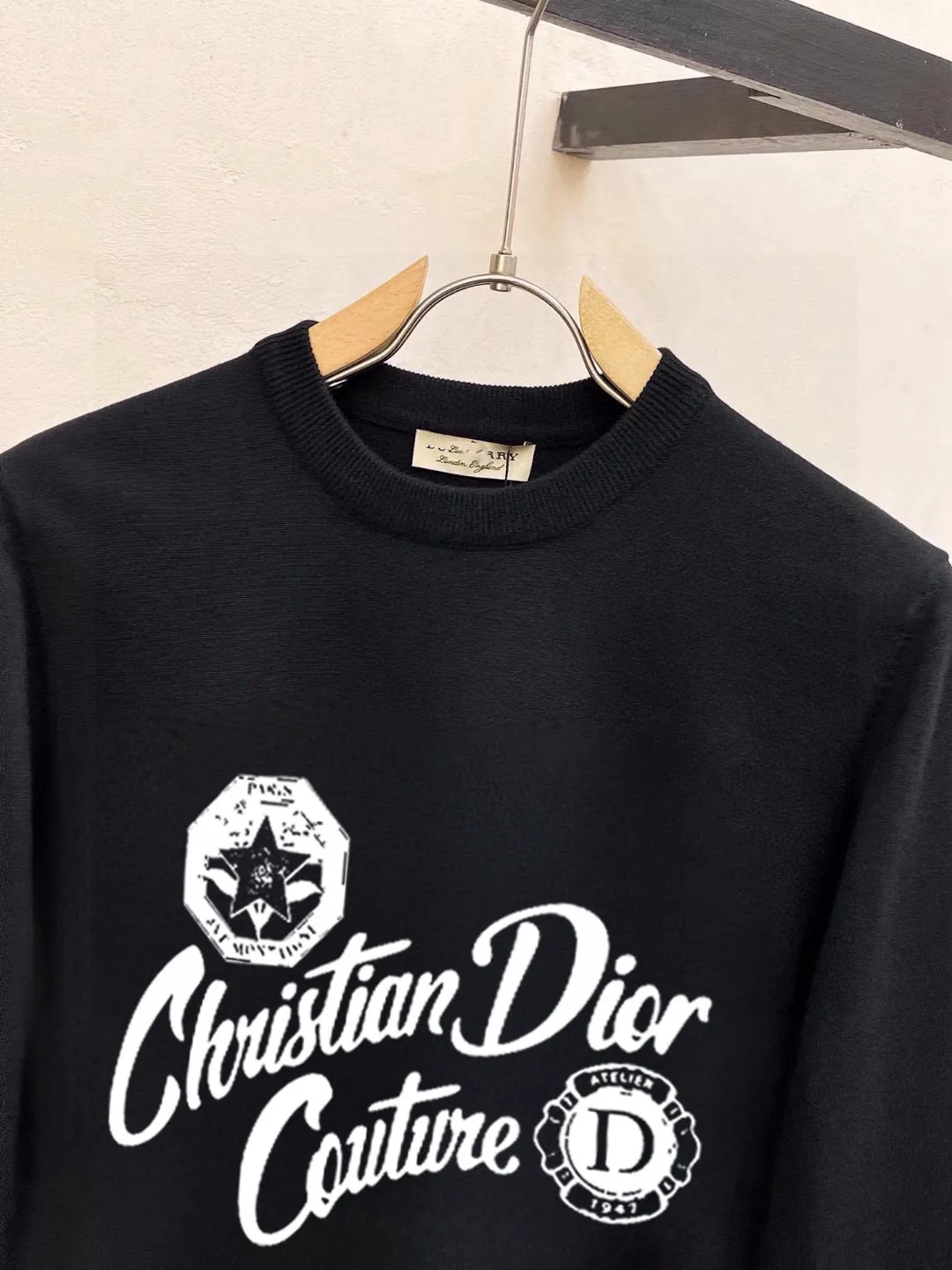 🅿️240 【DIOR】Autumn and winter classic round neck pullover sweater, in full condition! ! ! Wool blended fabric, the latest model in 2025, golden ratio! ! Slim-fitting soft gold, versatile and practical item, the combination and practicality are extremely powerful, simple and elegant, and classy! To create your own style, it is highly recommended to buy it in two colors. The standard slim fit tailoring process is suitable for both young and old men. It is knitted from wool and will not cause any discomfort! While keeping warm, it is stylish, textured and wearable, and the classic logo with contrasting colors on the chest feels in place! ! Recommended for regular customers! ! Size M-3XL (maximum wear: 190 pounds)
